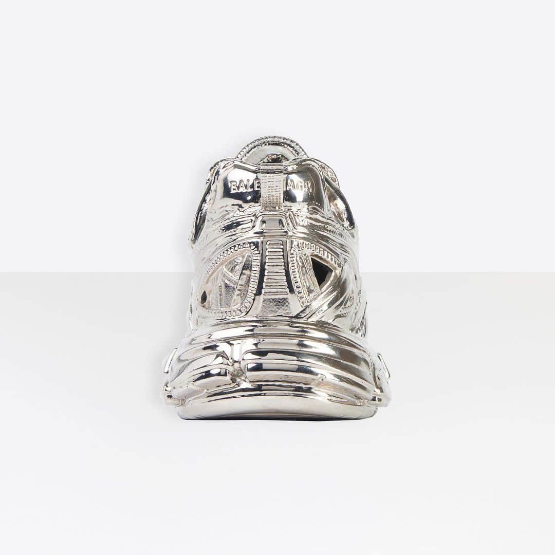 HYPEBEASTさんのインスタグラム写真 - (HYPEBEASTInstagram)「@hypebeastart: @balenciaga is celebrating its popular Track.2 sneaker with a take on the shoe that you really can’t wear. Reimagined as a full bronze figure, silver-tone piece is made up of 16 molded pieces which have been soldered together one by one, and is a representation of a Euro size 41 sneaker. It’s available now on Balenciaga’s website for $5,750 USD.⁠⠀ Photo: Balenciaga」11月20日 20時44分 - hypebeast
