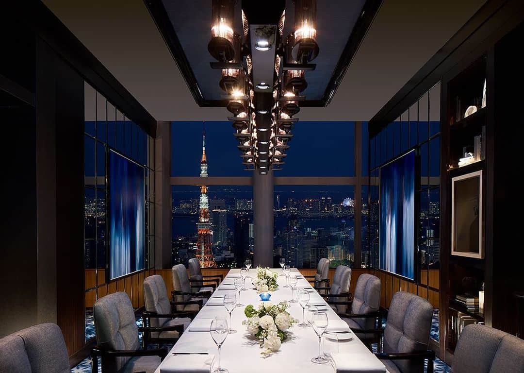 The Ritz-Carlton, Tokyoのインスタグラム：「5年連続でミシュラン一つ星を獲得するフレンチダイニング「アジュール フォーティーファイブ」では、東京タワーを望む素晴らしい眺めをお楽しみいただける個室をご用意しております🗼 小さなお集まりからビジネスまで、様々なシーンにふさわしい場所としてご利用いただけます😊﻿ ﻿ Overlooking Tokyo from the hotel’s 45th floor, Azure 45 has a beautiful private dining room, which is perfect for important business clients or private functions🍽🌃﻿ #RitzCarltonTokyo #RCMemories」