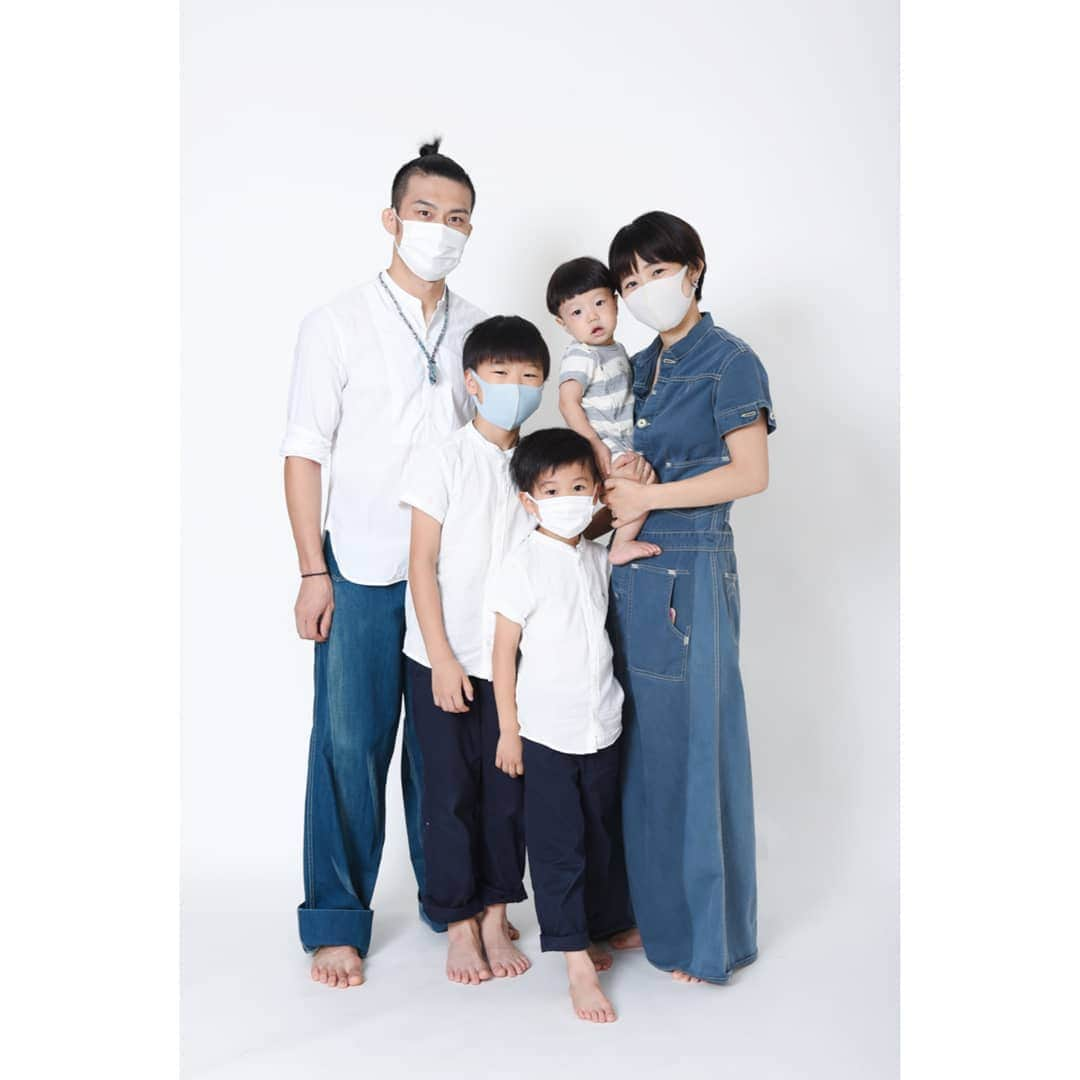 Photo Studio178さんのインスタグラム写真 - (Photo Studio178Instagram)「⁣ 😷STAY SAFE!!😷⁣ ⁣ ✽.｡.:*・ ✽.｡.:* ・ ⁣⁣ ⁣　⁣ https://17hachi.com⁣⁣ ⁣　⁣ #family ⁣ #2020 #2020の思い出⁣ #マスク #マスクファミリー⁣ #indies_gram #kids_japan #instagram_kids #tv_kidz ⁣⁣ #ig_kids #instakids #icu_japan ⁣⁣ #igbabies #リンクコーデ⁣ #年賀状⁣ #mom_hub #コズレ⁣⁣ ⁣⁣ #mamanoko #momtogs⁣⁣ #三兄弟⁣ ⁣⁣ #月島 #勝どき #豊洲 #中央区⁣⁣ #家族写真 #江東区⁣ #有明」11月20日 20時45分 - photo_studio_178