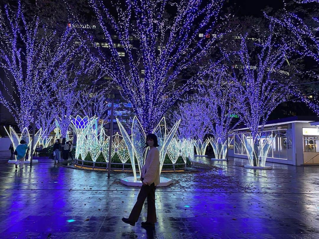 希山愛さんのインスタグラム写真 - (希山愛Instagram)「*  雨が降った日の博多駅は 地面にイルミネーションが反射して いつもよりもキラキラして見えました✨  わああああぁぁぁほんと綺麗〜🥺 心がポッてなりますね❤︎  #博多駅 #イルミネーション  #希山愛 #ばってん少女隊」11月20日 20時45分 - kiyama_ai_official