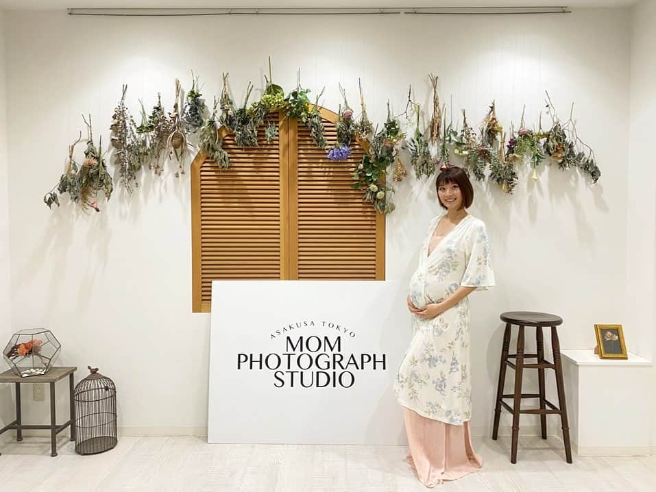 西谷綾子のインスタグラム：「🎀 撮影の合間に✨ ルームウェアも可愛くて🥰 せっかくなので📸🙈  @mom_asakusa  @mom_staff   スタジオに入った瞬間、素敵な空間で カメラマさんとコーディネーターさんの連携が 素晴らしく楽しく面白く リラックスして撮影出来ました💓  優しく丁寧にアドバイスも頂き 身を任せるままでした✨🤰  #綾子maternityphoto #モムフォトグラフスタジオ」