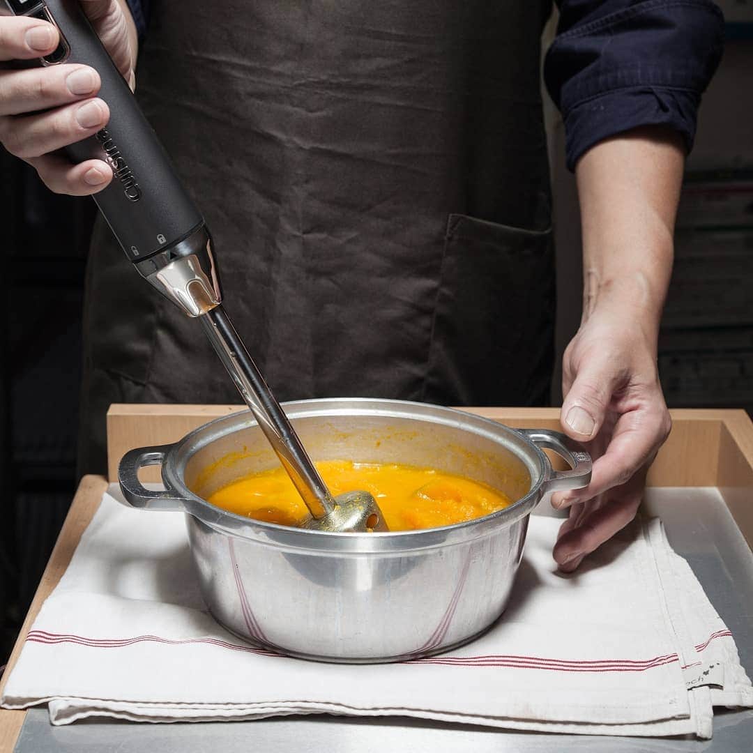 Cuisinart(クイジナート)ジャパン公式アカウントさんのインスタグラム写真 - (Cuisinart(クイジナート)ジャパン公式アカウントInstagram)「『かぼちゃのスープ🍲』⁣ ⁣ 今回ご紹介するのは、⁣ 寒い日にぴったりのほんのり甘いかぼちゃのスープ。⁣ ⁣ クイジナートのハンドブレンダーを使えば、⁣ なめらかなスープが短時間で完成😉⁣ ⁣ クイジナートのコードレスハンドブレンダーなら、⁣ 途中でパワーが低下することなく、パワフルにお使いいただけます👌⁣ ⁣ 📌材料⁣ かぼちゃ…1/2個⁣ たまねぎ…1/2個⁣ 塩、コショウ…適量⁣ 牛乳…300ml⁣ バター…20g⁣ ●水…350ml⁣ ●砂糖…小さじ1⁣ ●コンソメキューブ…1個⁣ ⁣ 📌作り方⁣ ①玉ねぎは薄切り、かぼちゃは皮を剥き適当なサイズに切る。⁣ ⁣ ② 玉ねぎをバターでしんなりするまで炒める。⁣ ⁣ ③ ●とかぼちゃを入れて柔らかくなるまで煮る。⁣ ⁣ ④ 柔らかくなったら火を止めハンドブレンダーで滑らかになるまで良く混ぜる。⁣ ⁣ ⑤牛乳を加え弱火を付けて良く混ぜ合わせたら完成。⁣ ⁣ ・。・。・。・。・。・⁣ 🍲Item：コードレス充電式ハンドブレンダー⁣ ⁣ 🔍RHB-100J⁣ ・。・。・。・。・。・⁣ ⁣ 📢キャンペーン開催中⁣ ⁣ ⬇︎総額300万円分が200名様に当たる⬇︎⁣ ————————————⁣ 対象3製品のうち、⁣ いずれか1 製品ご購入のレシートで応募☝⁣ ⁣ 下記賞品が抽選で当たるチャンス🎉⁣ ⁣ ■賞品⁣ ヘルシークッカー 40名様⁣ 10カップミル付き 全自動コーヒーメーカー 40名様⁣ マルチグルメプレート 40名様⁣ メタルトースター 40名様⁣ QUOカード 5,000円分 40名様⁣ ————————————⁣ ⁣ 詳細はストーリーズよりご確認ください😉⁣ ⁣ #クイジナート #cuisinart #クイジナートのある生活 #クイジナートLOVE #クイジナートハンドブレンダー #おうちカフェ #おうち時間を楽しむ #おうち時間 #丁寧な暮らし #おうちごはん #豊かな食卓 #ホームパーティー #簡単ごはん #美味しい時間 #今日のご飯 #料理好きな人とつながりたい #おうちごはんlover #豊かな食卓 #暮らしを楽しむ #簡単ご飯 #私の美味しい写真 #クッキングラマー #夜食タイム #夜食レシピ #スープレシピ #かぼちゃ料理 #温まるスープ #朝食スープ #朝食メニュー #朝食ワンプレート #おうちスープ」11月20日 20時46分 - cuisine_art