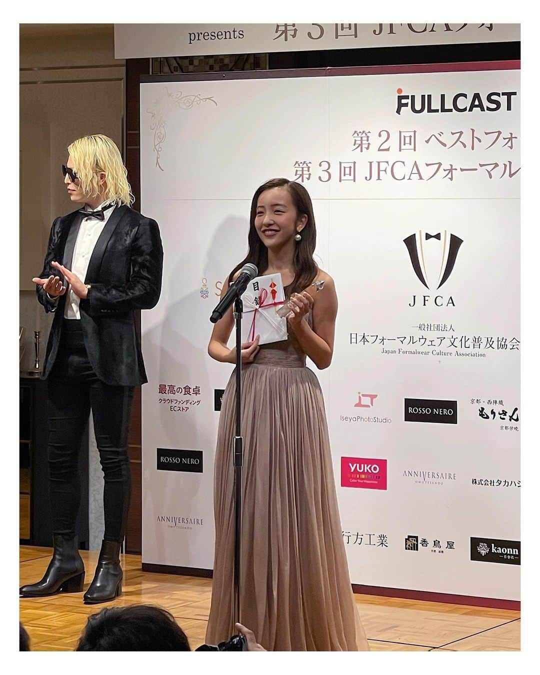 板野友美さんのインスタグラム写真 - (板野友美Instagram)「【第2回ベストフォーマルウェアアワード】 授賞式にて、賞を頂きました✨✨✨ ドレスが好きなので、とても嬉しいです🕯  昨日は私の好きな ロージーブラウン色のドレスにしました🕊  トロフィーも増えました◡̈*.。  #ベストフォーマルウェアアワード  #授賞式 #ドレス」11月20日 20時47分 - tomo.i_0703