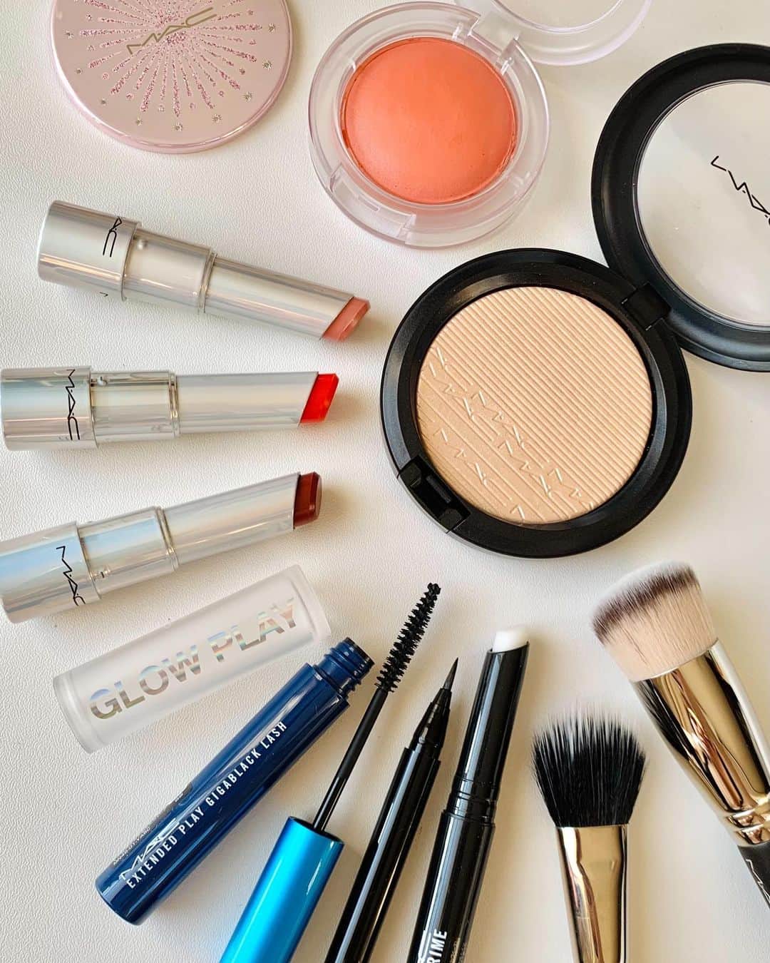 のインスタグラム：「本日の『LISAのオフの日メイクHOW TO💄新作グロー プレイ リップ バームを紹介❣️』の#MACインスタライブ で使用した製品はこちらです👇 With HARUKA OGIWARA @mac_takashimaya.yokohama  #MACLOVESLISA ㅤ ご視聴いただいた皆さま、有難うございました✨まだの方はIGTVからぜひご覧くださいませ。 今後もLISAの様々なサプライズ情報や店頭・公式オンラインショップでのプロモーション情報をお楽しみに！ ㅤ 【ライブ使用製品】 (メイクルックは画像2枚目をチェック👉) ＊FACE ☑︎スタジオ フィックス フルイッド SPF 15	 ☑︎エクストラ ディメンション スキンフィニッシュ: ダブル グリーム →159ブラシ	 ☑︎グロー プレイ ブラッシュ ザッツ ピーチィ →170ブラシ ＊ EYES ☑︎ブラシストローク ライナー: ブラシブラック ☑︎エクステンディッド プレイ ギガブラック ラッシュ ＊LIPS ☑︎M∙A∙C プレップ プライム リップ ☑︎グロー プレイ リップ バーム / ルージュ アウェイクニング ㅤ 【その他紹介製品】 ☑︎グロー プレイ リップ バーム / スウィート トリート ☑︎グロー プレイ リップ バーム / ザット ティックルズ! ☑︎フル ラッシュ カーラー	 ☑︎フォルス ラッシュ マキシマイザー ☑︎スモール アイシャドウ / ウェッジ ☑︎ストロボクリーム / ピーチライト ㅤ ▼#MACLOVESLISA 限定プレゼント 公式オンラインショップ、M·A·C全店*にて、対象製品を1点以上お買いあげで、「LISAビジュアルカード**」3種のうち、いずれか1種をプレゼント💖 **M·A·C直営店、百貨店店舗限定 ※公式オンラインでご購入の際は、キャンペーンコード入力欄に「MACLISA」を入力してください。 ＜LISAビジュアルカードについてご注意＞ ・数量限定のため、なくなり次第終了です。 ・３種のうちいずれか１種をプレゼントいたします。種類はお選びいただけません。 ・お1人様1会計につき1枚までまで (2製品以上購入でも1会計1枚のお渡しとなります。) ・お買い物の際は、ショッピングカートにプレゼント製品が表示されているかをご確認ください。ショッピングカートに表示されない場合は、在庫切れとなります。 ーーーーーーーーーーーーーーーーーー SPECIAL GIFT🎁 さらに公式オンライン限定で、お好きなM·A·C製品を税込5,500円以上お買いあげで、「キーチェーンミラー」をプレゼントいたします。 *なくなり次第終了 *お1人様1会計につき1点まで *サイズ: 直径60mm」