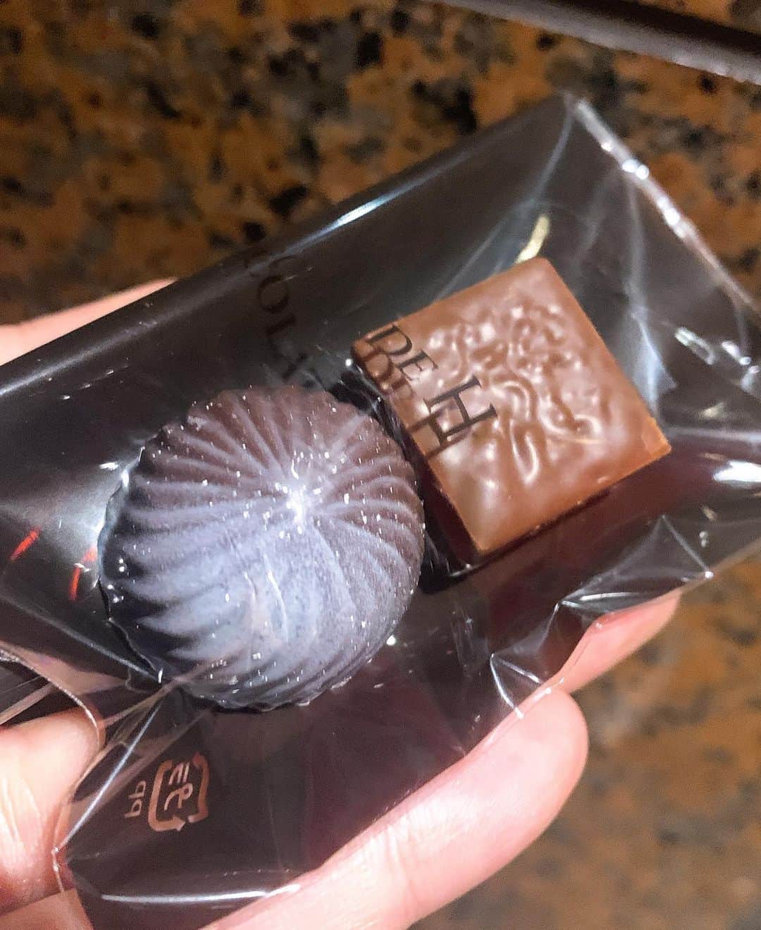 ERYさんのインスタグラム写真 - (ERYInstagram)「本日、LE CHOCOLAT DE H(ルショコラドゥアッシュ)の冬のマカロン2種類が新発売！ 実は先日のクリスマスケーキ試食会の時に頂いていたのですが、まさかの写真を撮る前に全部食べてしまうという(笑)アンバサダー失格な私でございます。 なので本日改めて、友人への手土産を兼ねて新作マカロンを購入してきました！ マカロンは1個税込303円で勿論1個からの購入も出来ますが、手土産の場合は5個や10個入れられる箱がありシルバーでスタイリッシュなので、私は5個入りにしました。 マカロンの味は選べるので、今回は新作のラムレーズン3個と、いちご&ティムットペッパー2個の組み合わせ。 これからみんなで食べまーす！ 私は銀座本店で購入しましたが、渋谷ヒカリエ店でも本日販売開始しているので是非覗いてみてくださいね！  写真4枚目は左が11/10発売の冬のショコラ4種のうちのひとつ、シャンパン生姜。 見た目も可愛いですが、中はシャンパンのパートドフリュイと生姜風味のキャラメルガナッシュが二層になっていて大人の美味しさ。 是非半分にカットして断面も楽しみながら食べていただきたいです。 右のショコラは以前も書きましたが昔から一番好きなギャルソン 。 中はキャラメルサレ風味のムースミルクガナッシュなので、口の中でふわっとなくなります。  #lechocolatdeh  #ルショコラドゥアッシュ #ルショコラドゥアッシュ銀座本店  #マカロン #ショコラ #ダイエットは明日から」11月20日 20時59分 - bass_ery