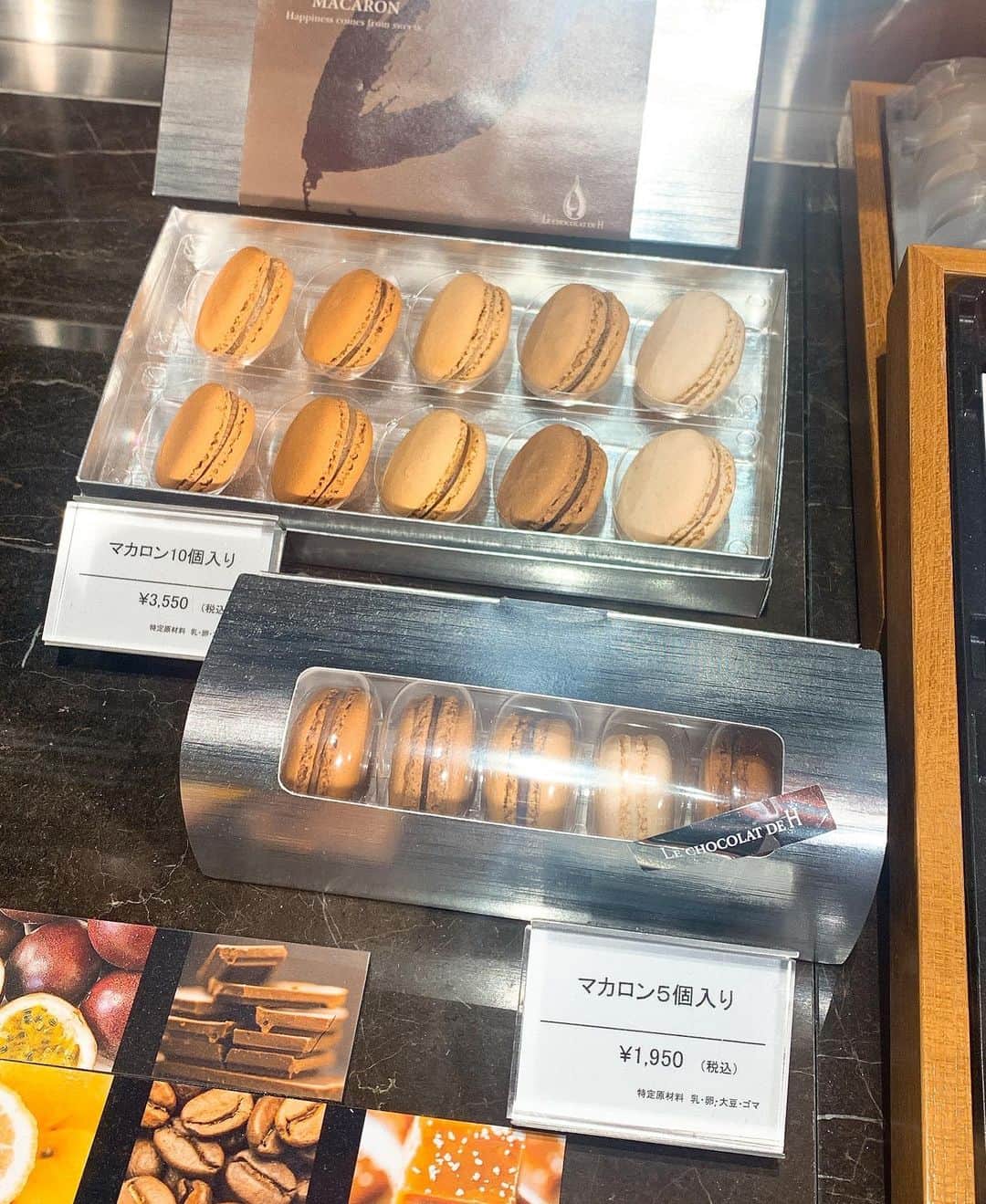 ERYさんのインスタグラム写真 - (ERYInstagram)「本日、LE CHOCOLAT DE H(ルショコラドゥアッシュ)の冬のマカロン2種類が新発売！ 実は先日のクリスマスケーキ試食会の時に頂いていたのですが、まさかの写真を撮る前に全部食べてしまうという(笑)アンバサダー失格な私でございます。 なので本日改めて、友人への手土産を兼ねて新作マカロンを購入してきました！ マカロンは1個税込303円で勿論1個からの購入も出来ますが、手土産の場合は5個や10個入れられる箱がありシルバーでスタイリッシュなので、私は5個入りにしました。 マカロンの味は選べるので、今回は新作のラムレーズン3個と、いちご&ティムットペッパー2個の組み合わせ。 これからみんなで食べまーす！ 私は銀座本店で購入しましたが、渋谷ヒカリエ店でも本日販売開始しているので是非覗いてみてくださいね！  写真4枚目は左が11/10発売の冬のショコラ4種のうちのひとつ、シャンパン生姜。 見た目も可愛いですが、中はシャンパンのパートドフリュイと生姜風味のキャラメルガナッシュが二層になっていて大人の美味しさ。 是非半分にカットして断面も楽しみながら食べていただきたいです。 右のショコラは以前も書きましたが昔から一番好きなギャルソン 。 中はキャラメルサレ風味のムースミルクガナッシュなので、口の中でふわっとなくなります。  #lechocolatdeh  #ルショコラドゥアッシュ #ルショコラドゥアッシュ銀座本店  #マカロン #ショコラ #ダイエットは明日から」11月20日 20時59分 - bass_ery