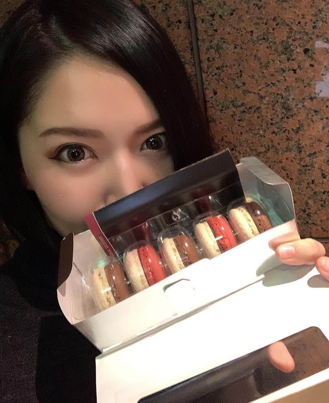 ERYさんのインスタグラム写真 - (ERYInstagram)「本日、LE CHOCOLAT DE H(ルショコラドゥアッシュ)の冬のマカロン2種類が新発売！ 実は先日のクリスマスケーキ試食会の時に頂いていたのですが、まさかの写真を撮る前に全部食べてしまうという(笑)アンバサダー失格な私でございます。 なので本日改めて、友人への手土産を兼ねて新作マカロンを購入してきました！ マカロンは1個税込303円で勿論1個からの購入も出来ますが、手土産の場合は5個や10個入れられる箱がありシルバーでスタイリッシュなので、私は5個入りにしました。 マカロンの味は選べるので、今回は新作のラムレーズン3個と、いちご&ティムットペッパー2個の組み合わせ。 これからみんなで食べまーす！ 私は銀座本店で購入しましたが、渋谷ヒカリエ店でも本日販売開始しているので是非覗いてみてくださいね！  写真4枚目は左が11/10発売の冬のショコラ4種のうちのひとつ、シャンパン生姜。 見た目も可愛いですが、中はシャンパンのパートドフリュイと生姜風味のキャラメルガナッシュが二層になっていて大人の美味しさ。 是非半分にカットして断面も楽しみながら食べていただきたいです。 右のショコラは以前も書きましたが昔から一番好きなギャルソン 。 中はキャラメルサレ風味のムースミルクガナッシュなので、口の中でふわっとなくなります。  #lechocolatdeh  #ルショコラドゥアッシュ #ルショコラドゥアッシュ銀座本店  #マカロン #ショコラ #ダイエットは明日から」11月20日 20時59分 - bass_ery