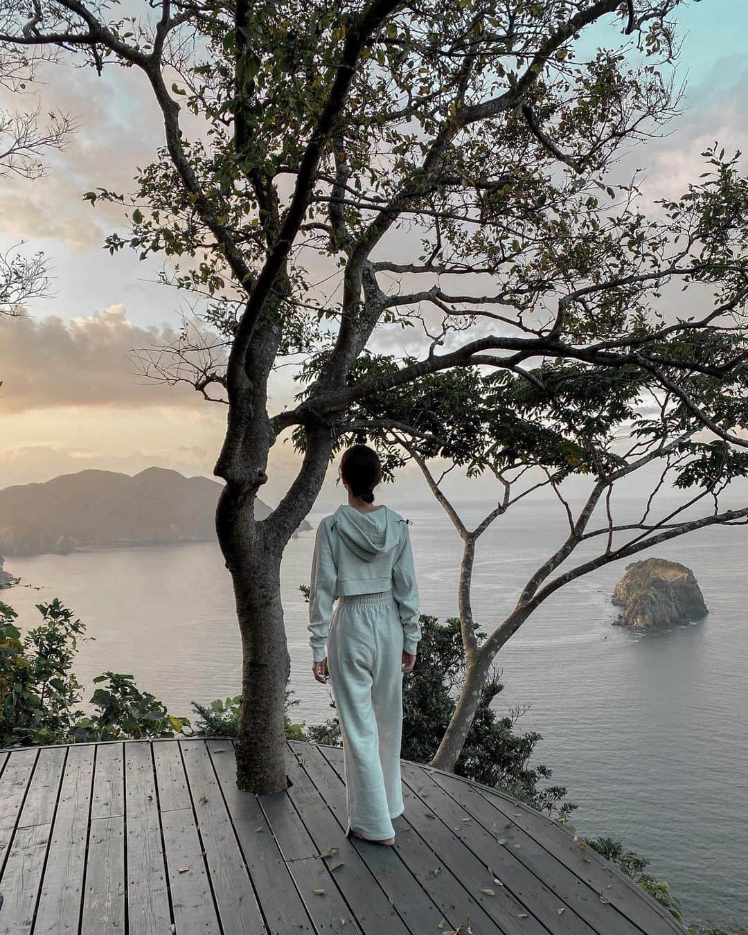 影山可蓮のインスタグラム：「・ ・  6.am 🌲 ・ ・ お仕事も兼ねて大好きなメンバーで伊豆に！お宿からの景色が最高で空気もおいしくて朝から超気持ちかった🌿 ・ ・ ・ #outfit #ootd  #trip #伊豆 #izu #静岡観光  #コーデ #コーディネート #今日のコーデ #私服」