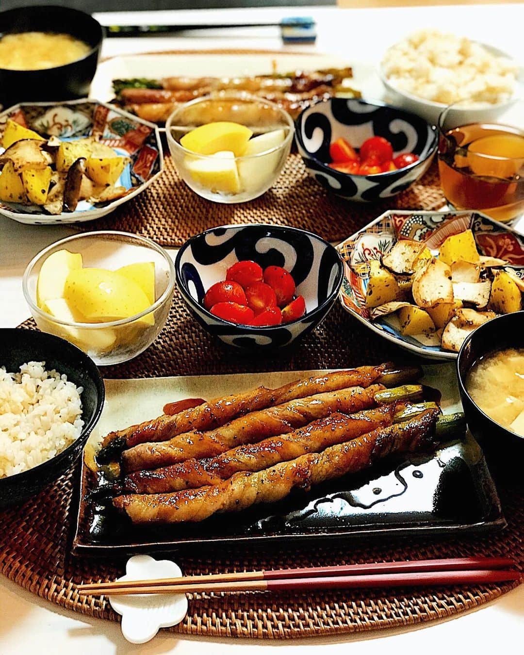 MAOさんのインスタグラム写真 - (MAOInstagram)「最近の食卓🍽 苦節3年目にして漸く、レシピをいちいち確認したり、調味料を計量スプーンで計らなくても作れるようになった。料理ってこんなにざっくりでも良かったのね…。凄い時短できるのね。 . #cooking #dinner #homemade #recipes #japanesefood  #おうちごはん #晩ごはん #夕飯 #クッキングラム  #献立 #食卓 #豊かな食卓 #料理 #手料理 #食器 #一汁三菜 #アスパラの肉巻き #いくらパスタ#麻婆豆腐#ステーキ#鰤の照り焼き#グラタン#焼売#うにいくら丼 #時短」11月20日 20時58分 - mao_1206
