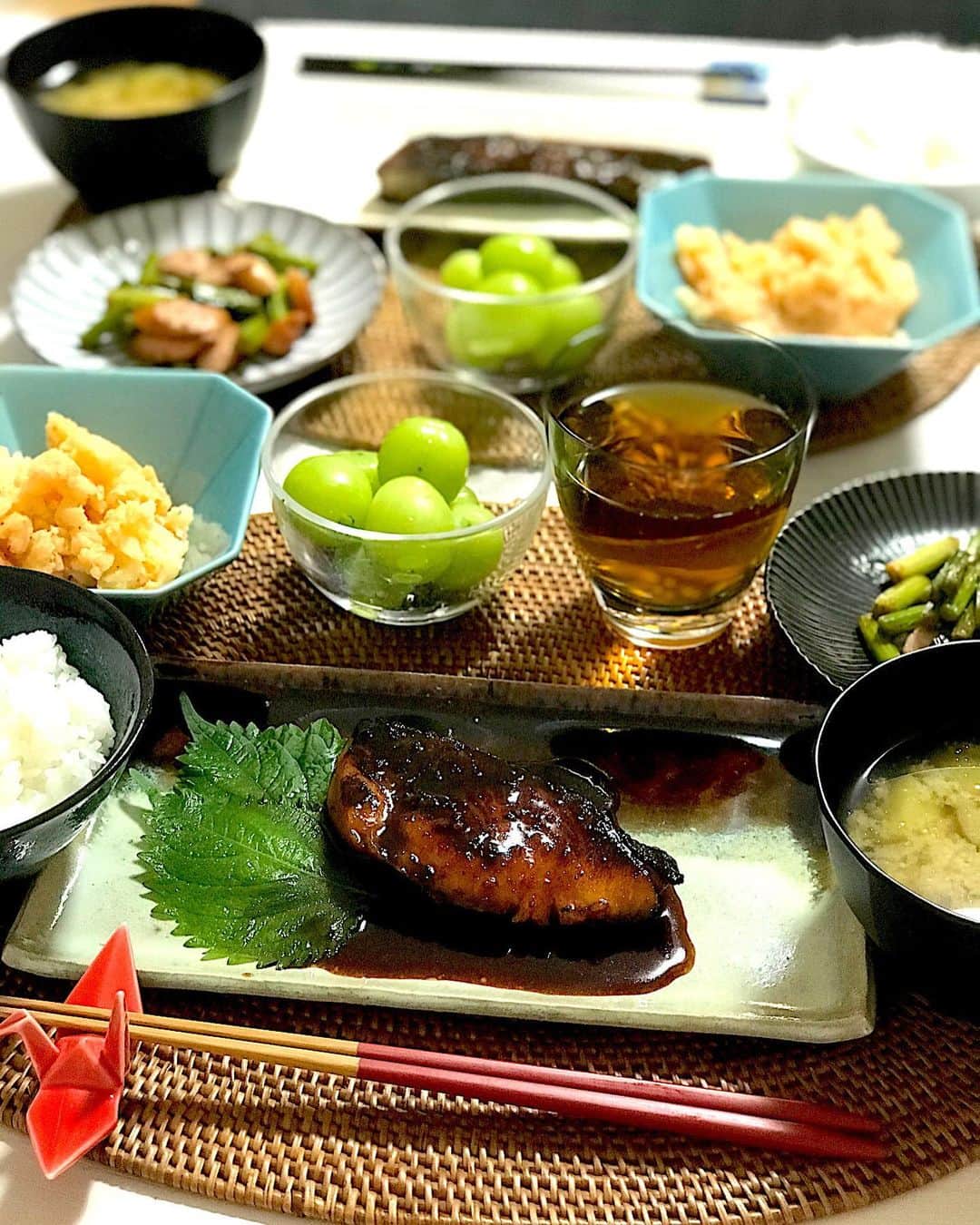MAOさんのインスタグラム写真 - (MAOInstagram)「最近の食卓🍽 苦節3年目にして漸く、レシピをいちいち確認したり、調味料を計量スプーンで計らなくても作れるようになった。料理ってこんなにざっくりでも良かったのね…。凄い時短できるのね。 . #cooking #dinner #homemade #recipes #japanesefood  #おうちごはん #晩ごはん #夕飯 #クッキングラム  #献立 #食卓 #豊かな食卓 #料理 #手料理 #食器 #一汁三菜 #アスパラの肉巻き #いくらパスタ#麻婆豆腐#ステーキ#鰤の照り焼き#グラタン#焼売#うにいくら丼 #時短」11月20日 20時58分 - mao_1206