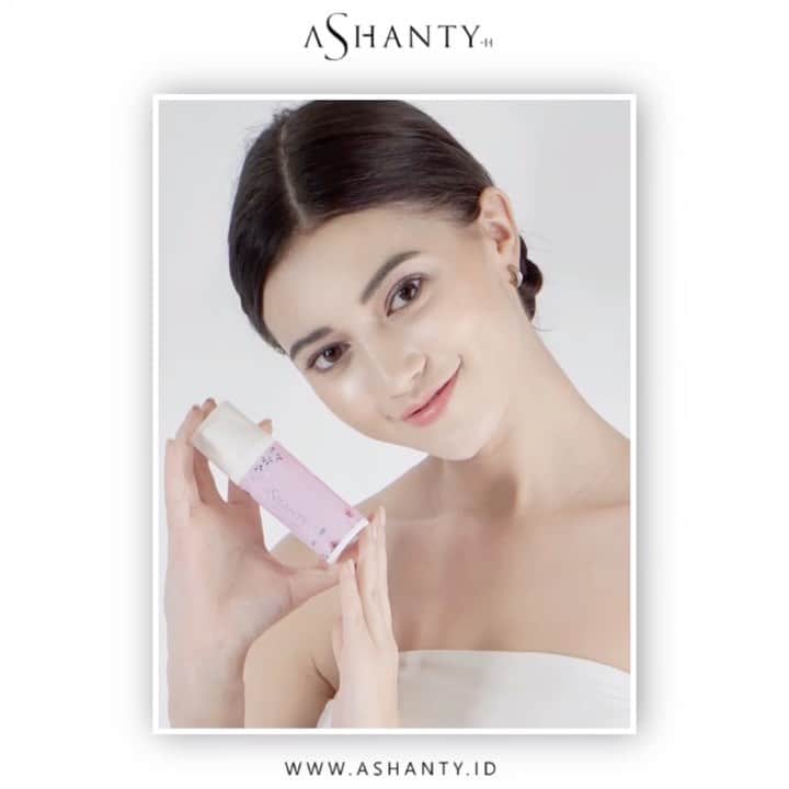 ASHANTY BEAUTY CREAM OFFICIALのインスタグラム：「Satu paket Ashanty Whitening Cream dapat membantu mencerahkan wajah yang kusam dan kering. Membuat wajah lebih cerah berseri,  lembut,  lembab dan halus.  Satu paket cream berisikan : • Facial wash • Face Toner • Serum • Day Cream • Night Cream  Yang akan merawat dan menutrisi kulit wajah sampai lapisan terdalam dan membuat wajah menjadi lebih sehat,  cerah berseri, ✨  _____________________________ Info harga dan pemesanan: WhatsApp: 📱 087778489900 📱 081287388885 📱 081293823950 📱 085781140354 Fast Respons Click Link yang ada di Bio IG @ashantyid 🙏🏻 _________________________  #skincare #whiteningcream #antiagingcream #magiccream #beautycream #ashantycream #skincareartis #acnecream #skincarehalal #skincareaman #thehermansyah #bundaashanty #ashantyid #ashanty」
