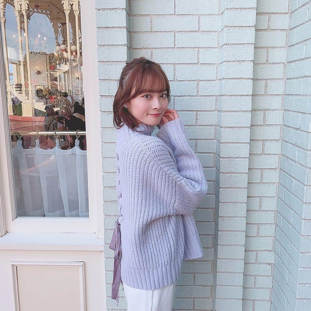 中塚美緒のインスタグラム：「ネイルと同じ薄紫色のニット💗 バックリボンが可愛くてお気に入り〜🥰  もう11月下旬なのにまだ暖かくて、上着もいらない日が多いから服選びが大変🤔  #ニット #冬コーデ」