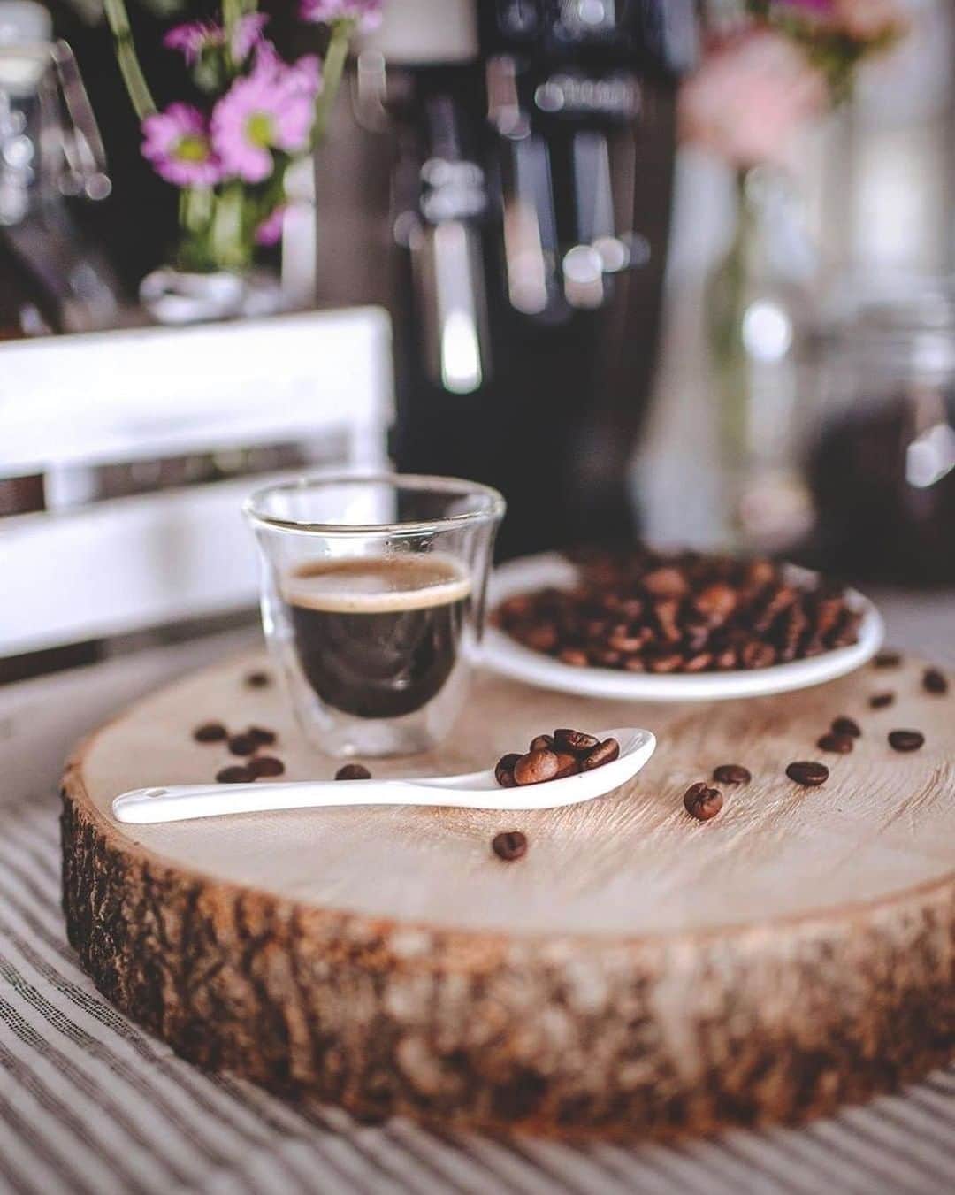 De'Longhi Sverigeのインスタグラム：「Många tror att skillnaden i kaffets smak, syra och fyllighet, beror på om bönorna är Arabica eller Robusta, men en sann kaffeexepert vet att det är en kombination av många saker som spelar in ☕️ Det är bland annat under rostningsprocessen som bönans verkliga smaker extraheras och förbättras 💙 #delonghi #seriousaboutcoffee #kaffekärlek #coffeelove」