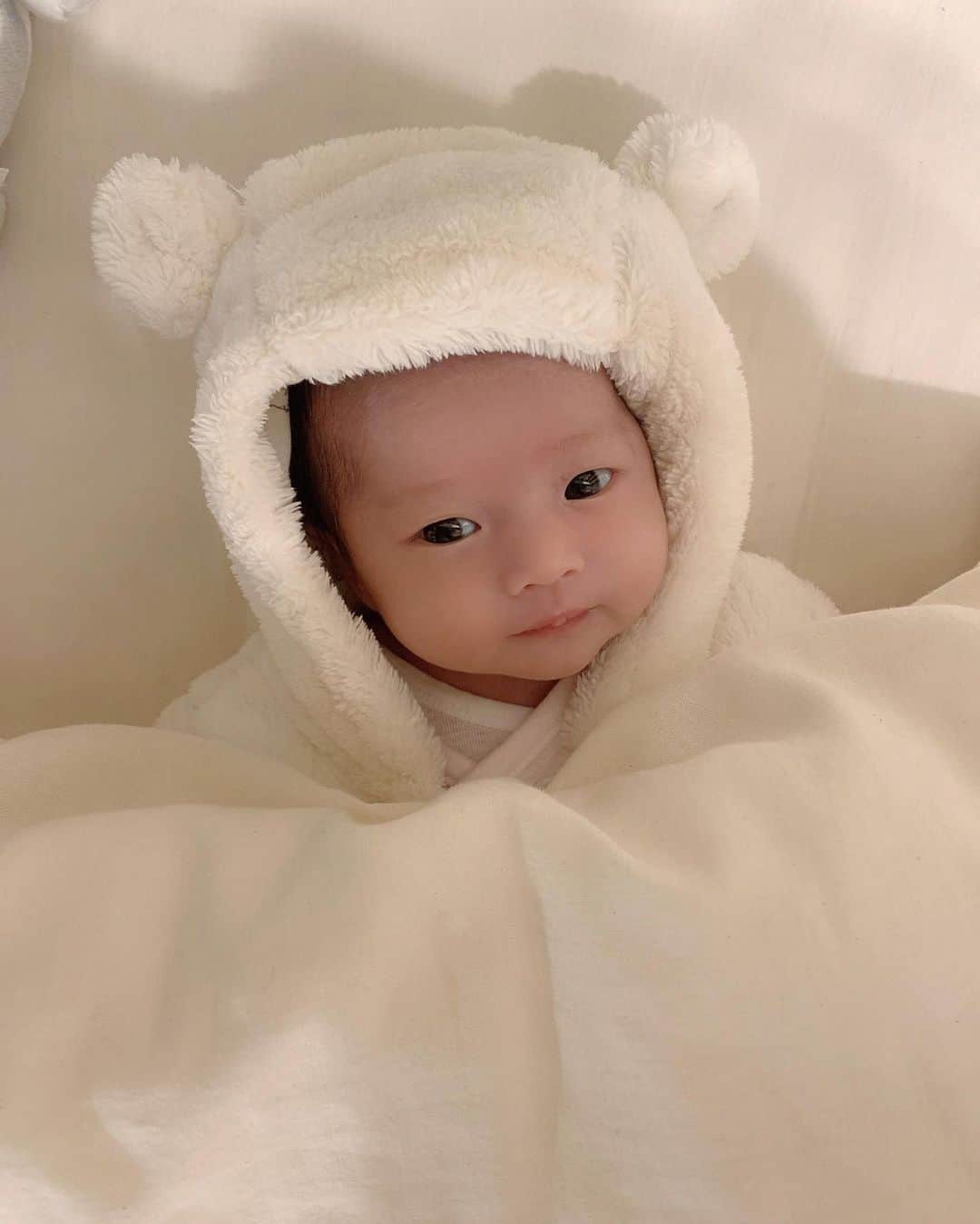 Yumaikaのインスタグラム：「カメラ目線いただきました☺︎  もう少しで1か月👶🏻  すくすく元気に成長中です✨  日に日に、体がずっしり🥺 毎日可愛いが止まりません☁️💓  ストーリー載せたら好評だったのでこっちも🤍✨  ベビー服まだ大きかったけど、 落ち着いてくれてるから良し👌🏾🤣」