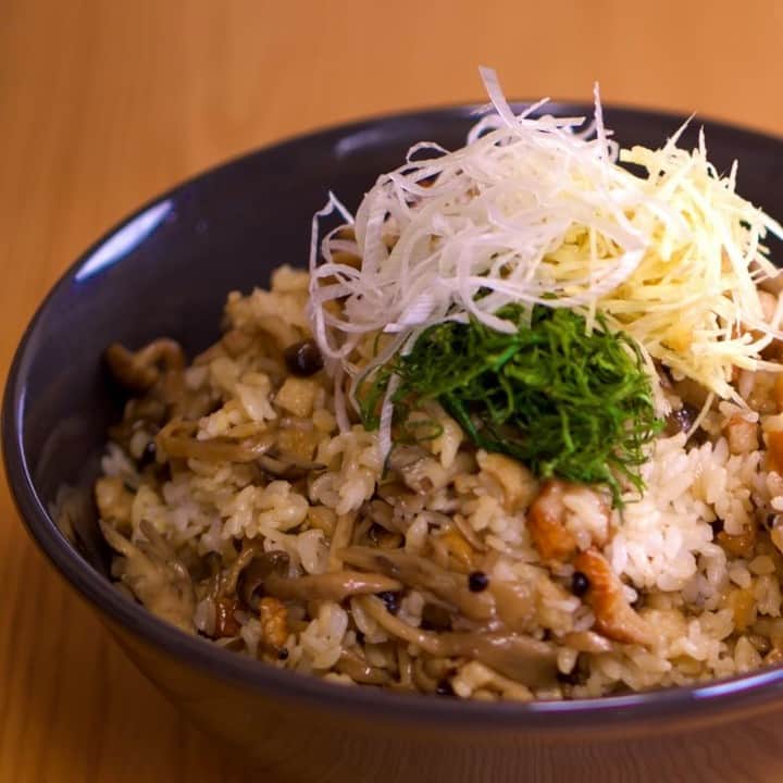 ロシアン佐藤のインスタグラム：「私のリアルヘルシー飯のレシピのっけとくね🙆🏻！ 今日のYouTube動画で食べてるよ〜！  キノコたっぷり、ちくわたっぷりでしっかりした食べごたえになってます！ 4人分と書いているけどお茶碗6,7杯くらいとれるとおもいます🙆🏻（何人前やねん） お腹いっぱい食べよー👐🏻 ※今回使ったちくわはコンビニやスーパーで売ってる5本セット100円くらいの小さめなちくわだよ〜！  作ったら #ろしめし #ろしぴ つけておしえてね☺♥  〜 ちくわのボリュームまぜごはん 〜  ＜材料 4人前＞ A.ごま油 小さじ2 A.🍄 400g A.輪切りにしたちくわ 10本 B.醤油 大さじ3 B.みりん 大さじ3 B.砂糖 20g 炊きたてごはん 2合  ＜手順＞ 1. Aをフライパンに入れて炒める 2. なじんできたらBを加えて水分が飛ぶまで炒める 3. 炊きたてのご飯に②を混ぜたら器に盛ってお好みの薬味（大葉やねぎがおすすめだよ🙆🏻）を添える  #おなかがすいたらモンスター #ヘルシーメニュー #料理動画 #recipe #おうちごはん」