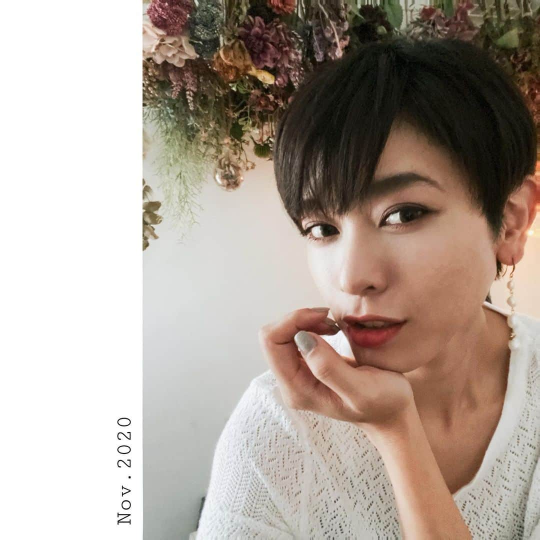 金城優華のインスタグラム：「編みレーストップスに 赤系リップ×パールが 最近のお気に入り♡  Rouge: @opera_cosmetics (ﾃﾗｺｯﾀ) Earrings: @cannu.yuuka_kinjo   #大人カジュアル  #ootd #メイク  #赤リップ  #アクセサリー  #秋   最近筋トレネタばかりだから たまには……ね。」