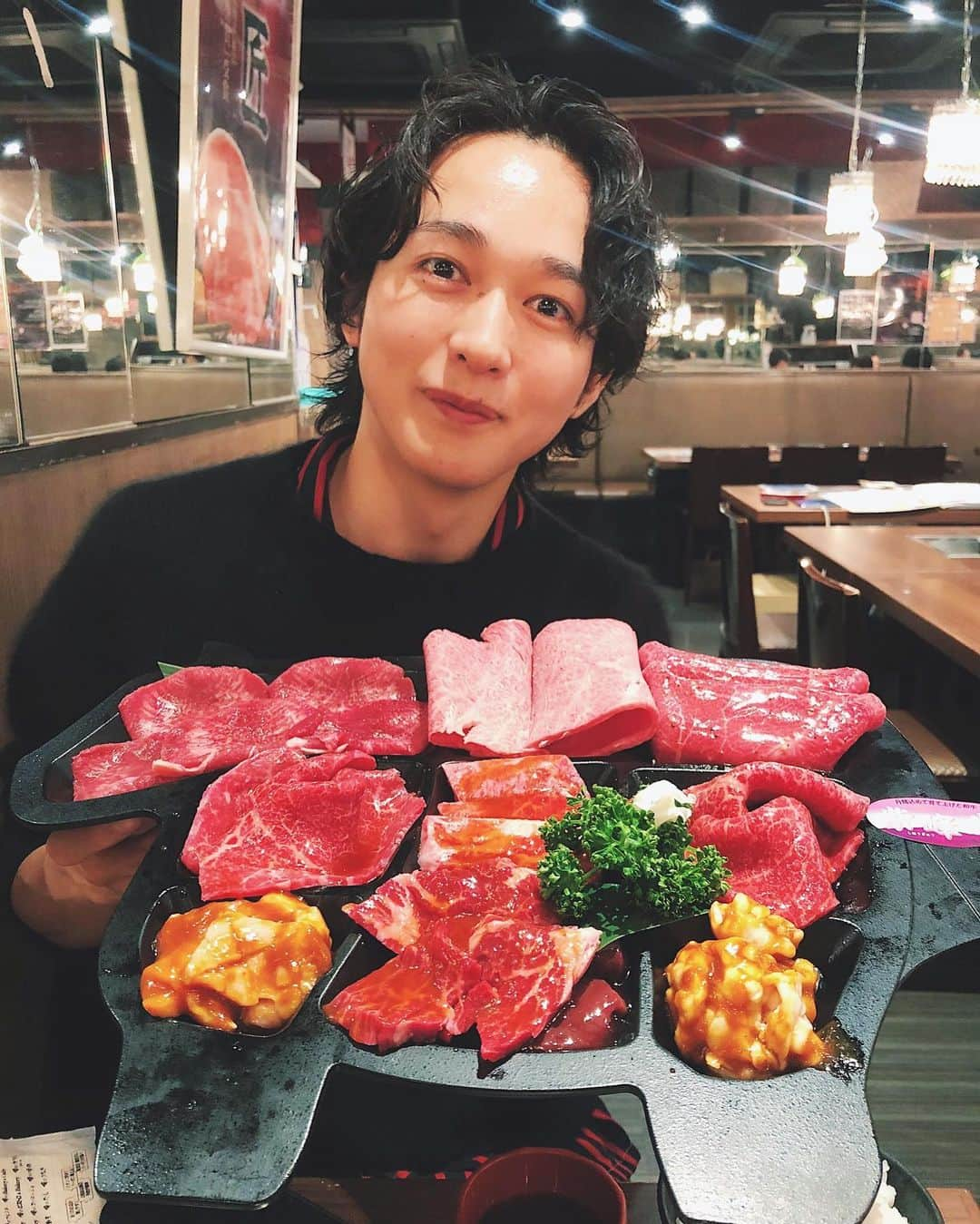 natsuoさんのインスタグラム写真 - (natsuoInstagram)「行ってみたかった『俺の焼肉』へいってきました！ 食べてみたかった『俺の牛皿プレート』が最高でした✨ 色々食べれるし全部美味しいし安いしお勧めです🥰 場所は銀座なのにコスパ良いです◎ 飲み物は『俺のレモンサワー』の量が多すぎて一杯で十分でした🤣🤣 ザブトンも食べれて最高だった… 楽しく焼肉食べたい時に是非🥩✨  #お肉と同じくらい #てかてかに #てかるおでこ #ザブトン #とろけた #俺の焼肉 #俺の焼肉銀座9丁目 #俺の牛皿プレート #銀座 #銀座グルメ #焼肉 #焼肉部」11月20日 20時57分 - akimotonatsuo