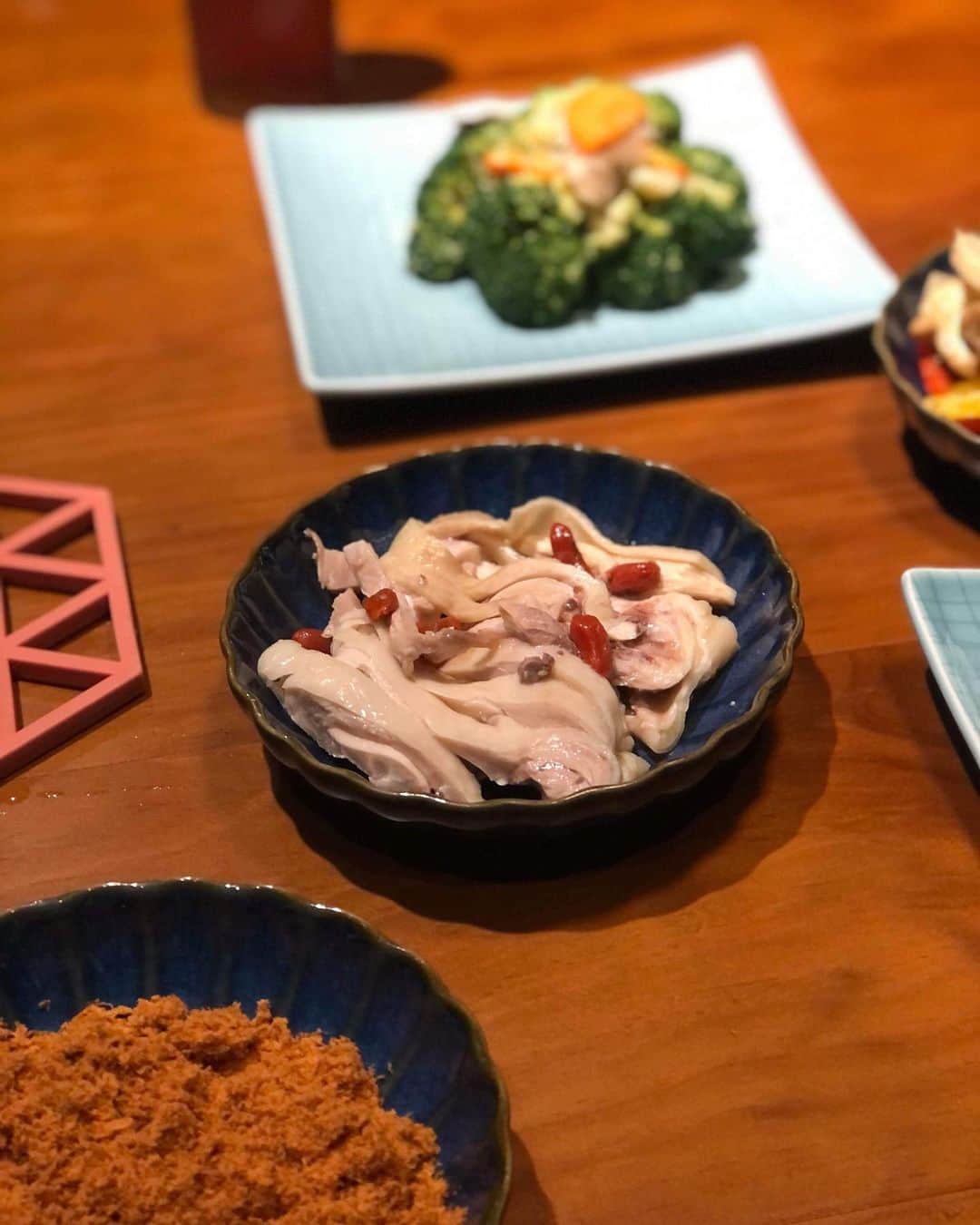 漢娜Hannahさんのインスタグラム写真 - (漢娜HannahInstagram)「月底了 還在糾結吃什麼嗎🤔 來不糾結 @hojiahojiajinhojia 吃清粥小菜 CP值有多高呢？就跟窗外的101一樣高💗  不糾結清粥小菜 @hojiahojiajinhojia  📍台北市信義區松壽路12號6樓（ATT)  #台北 #台北美食 #台北景點 #信義區美食 #信義美食 #信義區 #清粥小菜 #不糾結清粥小菜」11月20日 21時06分 - callmetsts