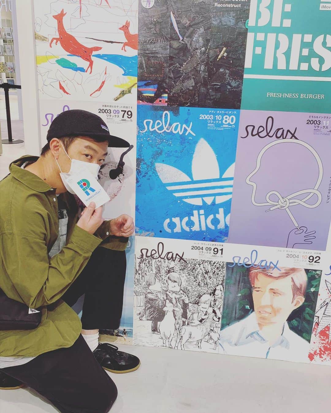 ハミルさんのインスタグラム写真 - (ハミルInstagram)「. . ステンシル・アーティストの守矢努さん、 明日からJINNAN HOUSE で展示始まります！ . 併設の茶食堂・茶空では、 抹茶のティラミスに粉砂糖で、 守矢さんのステンシルも食べれてしまう😋👍 . そすて！ 撮影の合間に、雑誌relaxでadidasやユニクロをステンシルした表紙を、PARCOで 開催中のrelax展を観にいく。 . 描いた人とその表紙。 . ここにあるリラックスのページの中に 若かりし頃の私もちらり。 . 毎日楽しかったなぁ。 ってか、、今も楽しく過ごせててうれしいなぁ。 . ぜひ！JINNAN HOUSE の守矢努さんの展示と 渋谷PARCO4Fにて開催中のrelax展、 くるっとまわってくだされ！ . #relax_magazine」11月20日 21時07分 - haruhamiru