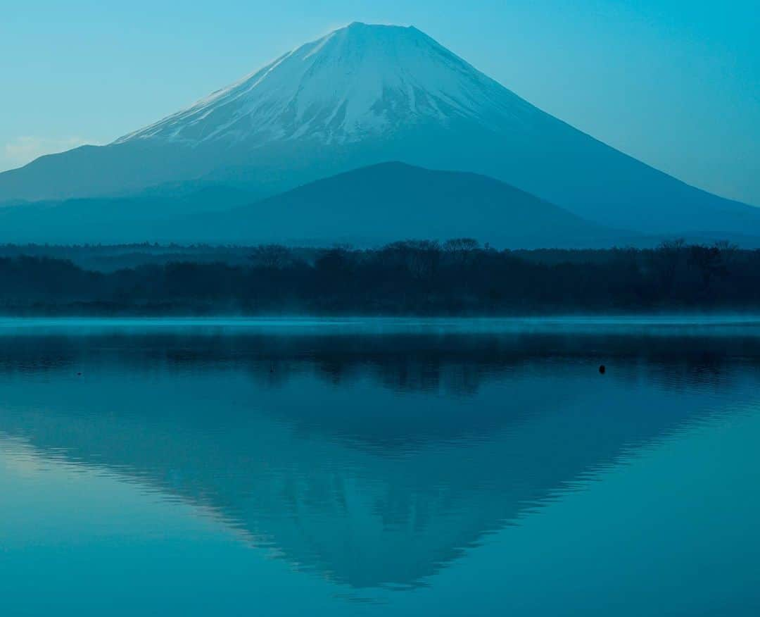 halnoさんのインスタグラム写真 - (halnoInstagram)「静寂の富士山。みなさん元気にしてますか☺️全員元気でいてくださいね。あったけぇ布団で眠るんですよ。  ・ ・ ・ ・ #日本の絶景 #旅行好きな人と繋がりたい #tripjapan #写真撮ってる人と繋がりたい #写真好きな人と繋がりたい #ファインダー越しの私の世界 #絶景 #discoverjapan #earthpix #voyaged #大絶景  #旅とファンタジー #浮遊 #浮遊写真　#levitation」11月20日 21時07分 - halno