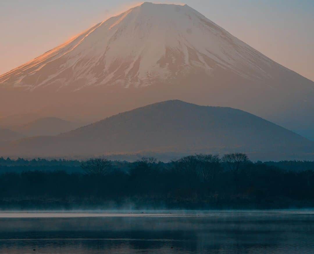 halnoさんのインスタグラム写真 - (halnoInstagram)「静寂の富士山。みなさん元気にしてますか☺️全員元気でいてくださいね。あったけぇ布団で眠るんですよ。  ・ ・ ・ ・ #日本の絶景 #旅行好きな人と繋がりたい #tripjapan #写真撮ってる人と繋がりたい #写真好きな人と繋がりたい #ファインダー越しの私の世界 #絶景 #discoverjapan #earthpix #voyaged #大絶景  #旅とファンタジー #浮遊 #浮遊写真　#levitation」11月20日 21時07分 - halno