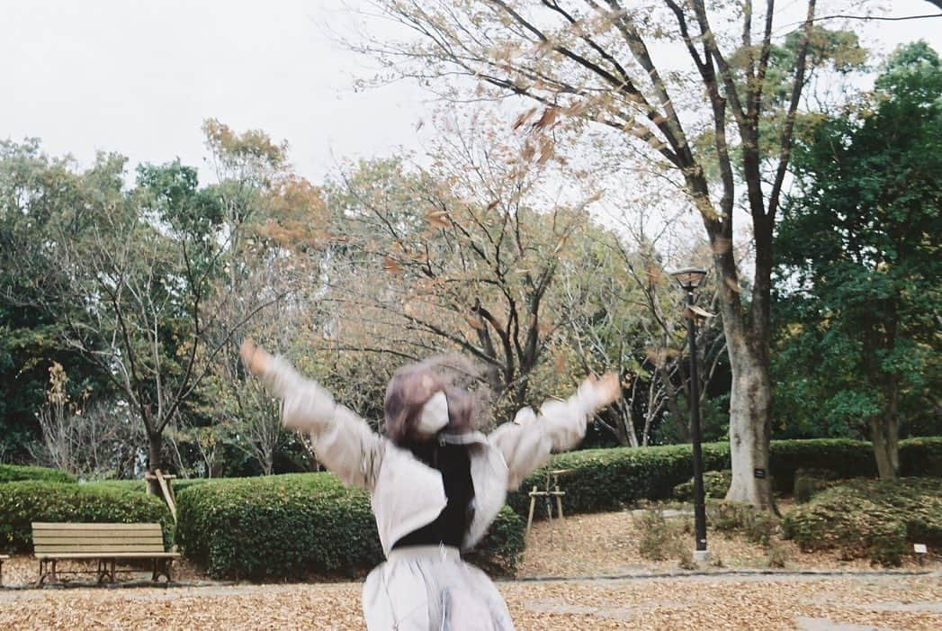 上野遥さんのインスタグラム写真 - (上野遥Instagram)「フィルムカメラ🎞 あきちゃんが撮ってくれました🌾 フィルムって現像するまでわからないのが なんだか素敵〜＾＾ お出かけするとこれでもかって写真を撮ります 些細なことでも忘れたくなくて、 写真があると安心するというかあればあるほど 鮮明に思い出せて浸れるから毎日実はたくさん撮ります📷  ・ #フィルムカメラ #福岡市動物園 #rurumu #縷縷夢兎 #秋　#1047camera」11月20日 21時07分 - harutan.pink