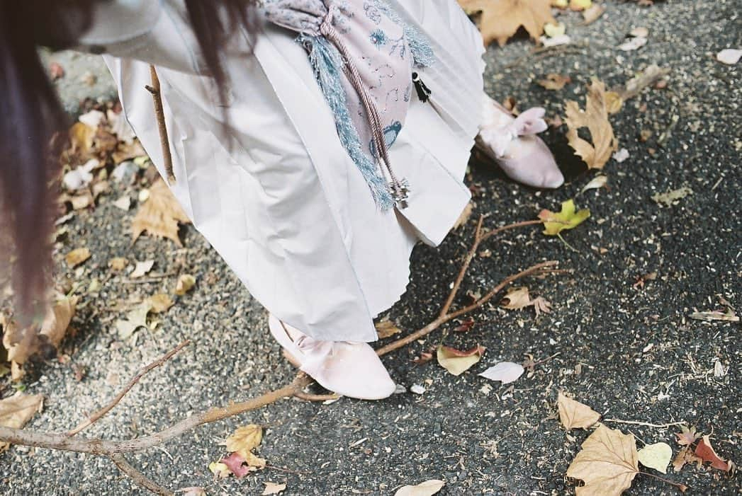 上野遥さんのインスタグラム写真 - (上野遥Instagram)「フィルムカメラ🎞 あきちゃんが撮ってくれました🌾 フィルムって現像するまでわからないのが なんだか素敵〜＾＾ お出かけするとこれでもかって写真を撮ります 些細なことでも忘れたくなくて、 写真があると安心するというかあればあるほど 鮮明に思い出せて浸れるから毎日実はたくさん撮ります📷  ・ #フィルムカメラ #福岡市動物園 #rurumu #縷縷夢兎 #秋　#1047camera」11月20日 21時07分 - harutan.pink