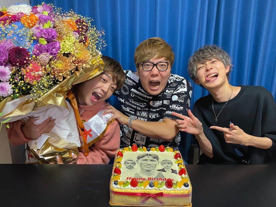 正宗幹也（みっき〜）さんのインスタグラム写真 - (正宗幹也（みっき〜）Instagram)「･ おだけいすけ誕生日おめでとう🎉 19歳の目標が叶ってよかった！！ ヒカキンさんご協力ありがとうございました😭🙏🏻 俺がYouTubeを知って始めるきっかけになったお方と、俺が今もこうしてYouTubeを続けられている理由の人です😌 20歳も最高の年にしようぞ👍🏻 ていうか俺がする！！ #ヒカキン#みきおだ #MIOKIN」11月20日 21時01分 - _mky_mky