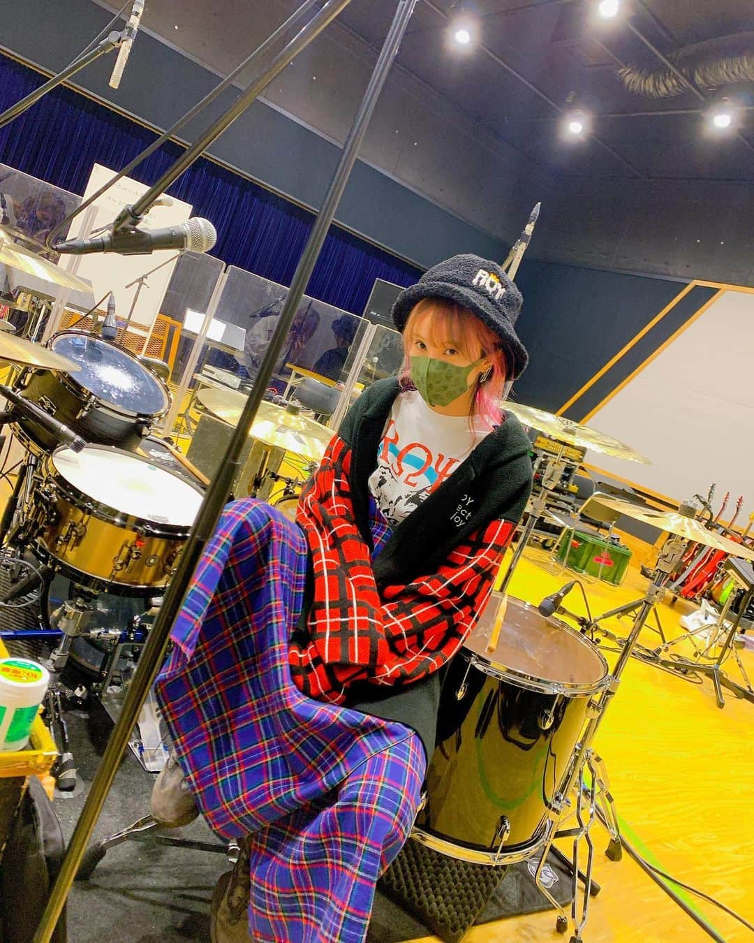 LiSAさんのインスタグラム写真 - (LiSAInstagram)「ゆーやさんの映えポジ🥁 配信ライブの全貌が出来上がってきて楽しい。これは、たのしい！！🥳🥳🥳🥳🥳👑 そして今日は全部ROY -reflect overjoy-🐱👑 #ONLiNELEO-NiNE #おんらいんれおないん　 #りさふく　#royreflectoverjoy @royreflectoverjoy.official」11月20日 21時04分 - xlisa_olivex