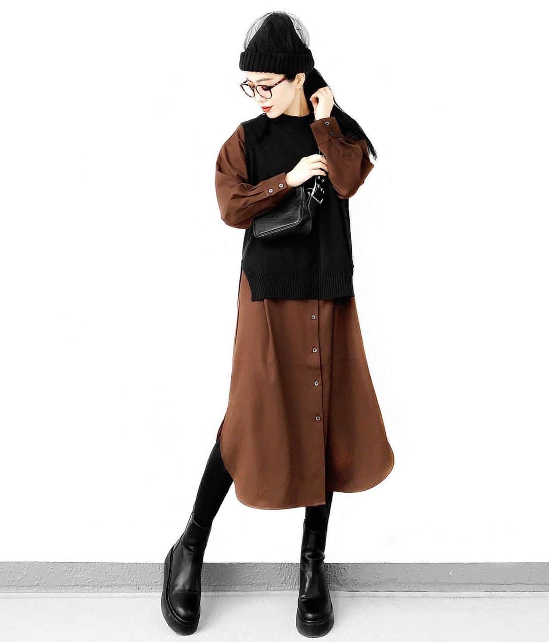lve_xxxxのインスタグラム：「.﻿ .﻿ 秋冬なると着たくなるbrown﻿ BLACK × brown 合わせ可愛い🤎﻿ ﻿ ﾊﾞｯｸﾘﾎﾞﾝﾍﾞｽﾄ @lveu.official ﻿ まじでﾍﾋﾞﾛﾃ愛用中✌️﻿ ﻿ ﻿ ﻿ その他ｺｰﾃﾞｱｲﾃﾑ詳細は﻿ WEARをご覧くださいませ。﻿ ﻿ WEAR ： lvexxxx ﻿ 💻 https://wear.jp/sp/lvexxxx/﻿ ﻿ －－－－－－－－－－－－－－－－－－﻿ ﻿ 📢ｺﾒﾝﾄ頂ける際は、﻿ 最新投稿にお願い致します。﻿ ﻿ 過去投稿に頂いた際、気がつかない事もあり﻿ お返事致しかねる場合が御座います🙇‍♀ ️﻿ ﻿」