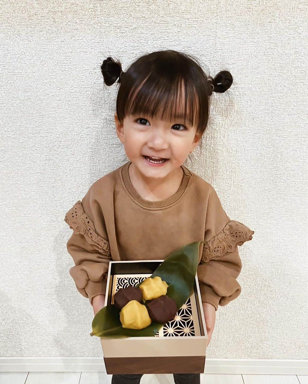 孫きょうのインスタグラム：「スーパーで買える和菓子を並べただけなのに一気におもてなし感が出て、お重効果ってすごい🌕​ ​ 絶妙なニュアンスカラーが美しい​ @obmihs_official さんのお重です✨​ ​ 前回はグレー系のお重を頂きましたが、​ 新色のブラウン系も素敵すぎて嬉しい🍂​ ​ お正月のおせちに向けてお重を探してる方も多いと思いますが、オブミスのお重はとってもお洒落なのでとにかく皆さんに知ってほしい🍱​ ​ おせち料理をはじめ日本文化のお祝いの時には"和"をより楽しめるし、​洋風にも使えるデザインなのでオードブルを盛り付ければクリスマスなどパーティー器としても華やかに✨​ ​ ​ カラバリと重箱の段数はカスタマイズ可能で、木製との異素材の組み合わせとかが私は好き🤎​ ​ 大きすぎない15cmの真四角サイズも使いやすい！1人前のおせち重にも🎍​ ​ 運動会やピクニックのお弁当箱としたり、​ 仕切りの器は少しづつの小盛りに使いやすいから普段の食卓に出してそのまま重ねて保存容器としても👏🏻​ ​ お重の使い方ってこんなにもあるのかと、​ @obmihs_official さんとのお仕事がきっかけで出会えて知れたことが嬉しい🥰​ ​ ​ お重の他にも、プレートやお椀、漆箸、箸置き。私もコレクションしていきたい食器ばかり。センスがとにかく好き✨​ ​ アカウントの写真もかわいいから料理を撮る時の参考にしてます🥢​ ​ 見た目は今時ですごくおしゃれでありながら福井県の越前漆器は日本の伝統技術なのでプレゼントにもオススメです🇯🇵​ ​ #obmihs #オブミス #重箱 #pr#おもてなし​」