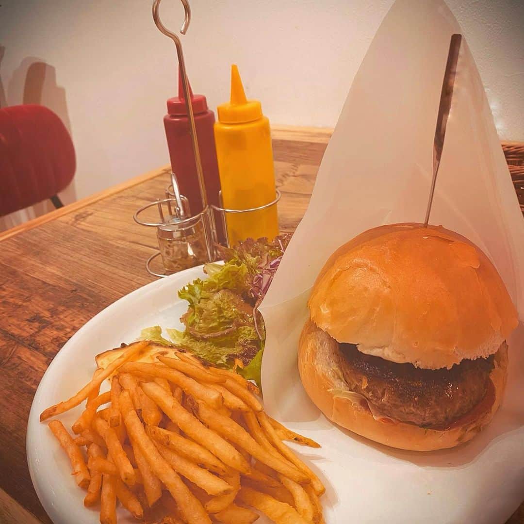 Erenaのインスタグラム：「🍔Hamburger🍟 お仕事前のBreakfast🥗🤤 たまにバーガー食べたくなるよね〜🍽✨ . . #breakfast#cafe#hamburger#potato#朝食#バーガー#ハンバーガー#ポテト#お仕事前のbreakfast#オフィス近所にこんなバーガー屋さんあったとは」