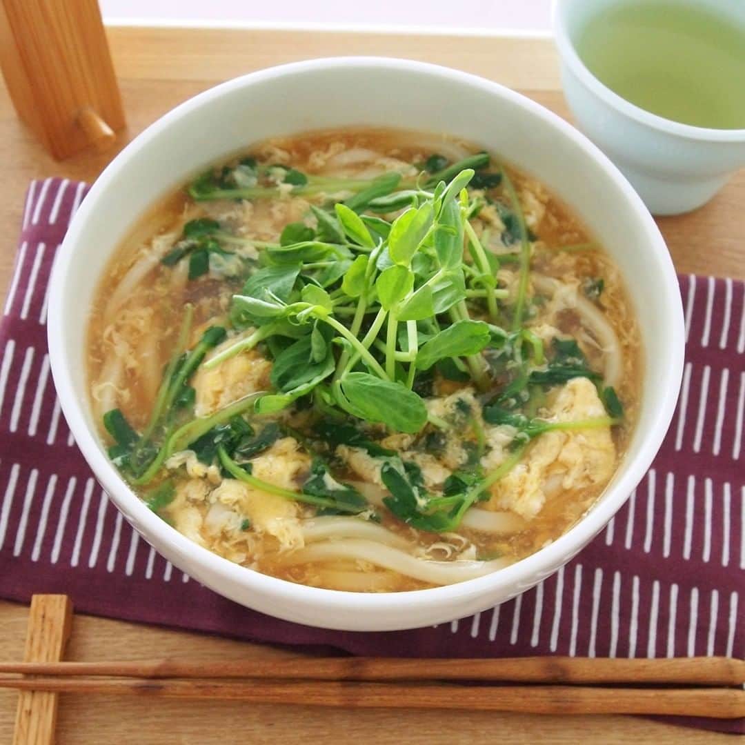 のインスタグラム：「【たっぷり豆苗のふわふわ卵とじうどん】 . とろっとしたつゆとふわふわ玉子がうどんにからんでおいしい！ ホッとあたたまる卵とじうどん。 . ▼材料（1人分） ❁冷凍「さぬきうどん」：１玉 ❁豆苗：1/3袋（約35g） ❁卵（溶いておく）：１個 ❁片栗粉（同量の水で溶く）：小さじ1.5 ❁七味唐辛子：お好みで ［A］ ❁めんつゆ（３倍濃縮）：大さじ３ ❁水：300cc ❁塩：少々 . ▼下準備 ・冷凍「さぬきうどん」はレンジで加熱しておく . ▼作り方 ①小鍋に［A］を合わせてひと煮立ちさせる . ②水溶き片栗粉を加え、混ぜながら１分程加熱してとろみをつける . ③豆苗の2/3量（約25g）を加え、溶き卵を流し入れる ※卵にふんわり火が通ったらすぐに火を止める . ④器にうどんを盛り付け、③をかける . ⑤残りの豆苗をのせ、お好みで七味唐辛子を添えて召し上がれ . #うどん #udon #冷凍うどん #さぬきうどん #うどん部 #うどん好き #レシピ #おうちごはん #おうちランチ #お昼ごはん #簡単レシピ #時短料理 #簡単ごはん #卵とじ #豆苗 #家庭料理 #アレンジレシピ #デリスタグラム #foodstagram #今日のごはん #TableMark #テーブルマーク」