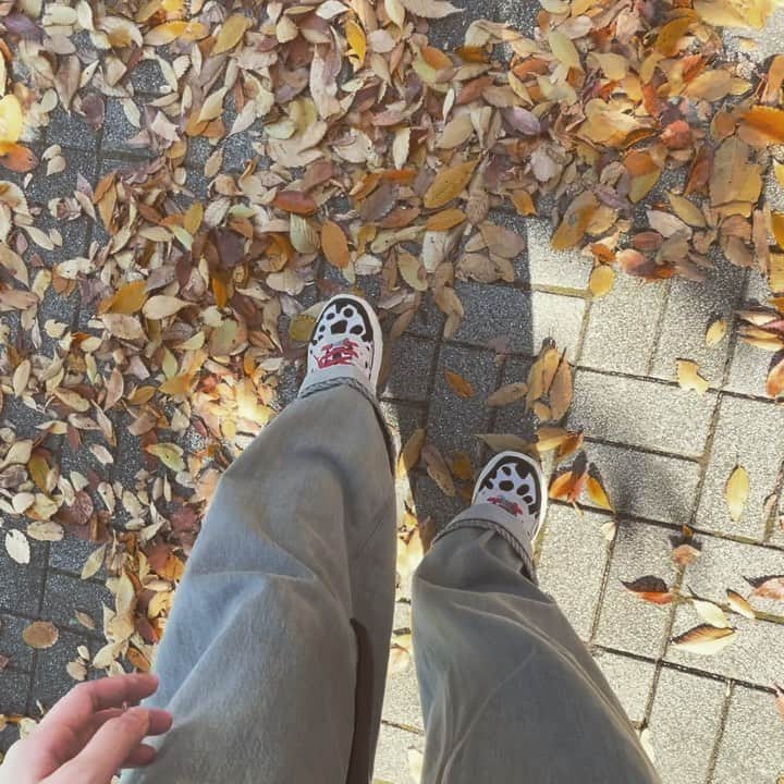 青山吉能のインスタグラム：「あ🍁き🍂の🌾お🎨と🍇ず🌰れ🌝﻿ ﻿ ・﻿ ・﻿ ﻿ ちびっこがちっちゃいおててで﻿ 枯葉集めてぶわぁーやってて、﻿ 掃除のおにいさんもいたんだけど﻿ ニコニコしてはわくのやめてて、﻿ 秋の優しさだ……ってなってた話。﻿ ・﻿ 靴はお気に入りの #ugg 🖤🤍﻿  みたいななんでもない投稿もしていきたいね…。」