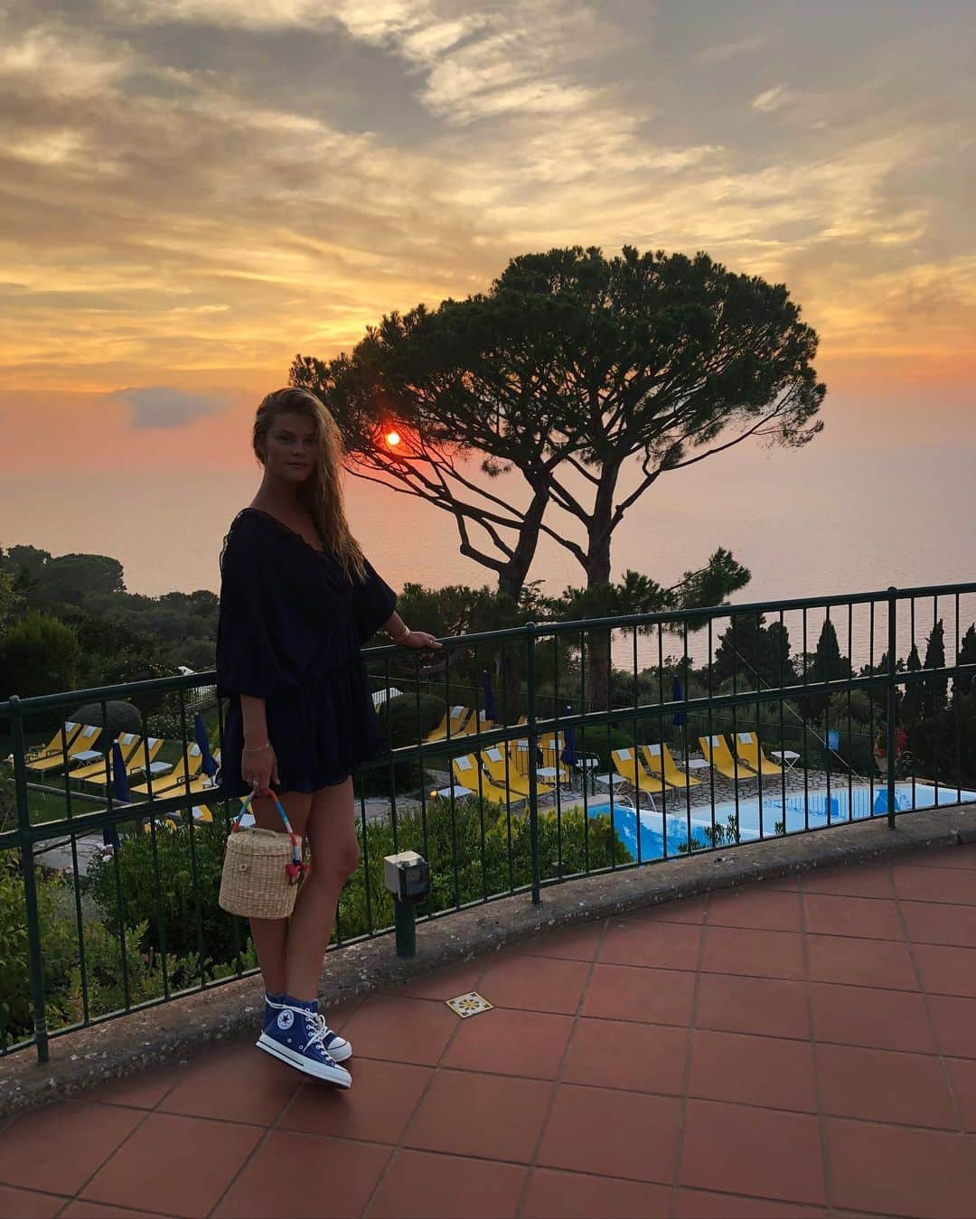 ニーナ・アグダルのインスタグラム：「Daydreaming 💭✨💕🇮🇹」