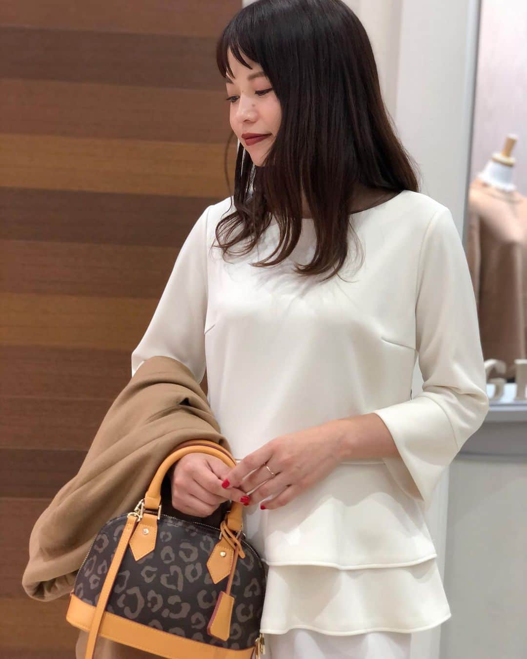 新谷美奈のインスタグラム：「SPECIAL NOVELTY PRESENT🎅🏻🎄💫﻿ ﻿ 所作まで美しく魅せてくれるフレアスリーブ。﻿ 一見ブラウスにも見えるこのトップスは﻿ ストレッチがあるポンチ素材で﻿ 華やかさも、着やすさも、両得！﻿ ﻿ そんなデコラなトップスは﻿ ストンと落ちるワイドパンツを合わせて﻿ “かっこいい”に着地させるのが今の気分☺️﻿ ﻿ Nina mew﻿ coat ¥36,000+tax﻿ tops ¥19,000+tax﻿ pants ¥18,000+tax﻿ bag ¥18,000+tax﻿ ______________________________________﻿ ﻿ ✔︎11/19(木)よりGATHER全店にて﻿ Nina mewの商品を税込4万円以上お買い上げの方に﻿ ロゴトートバッグをプレゼント！﻿ (なくなり次第終了となります)﻿ 今回は超数量限定です😳💗﻿ ﻿ ✔︎11/19(木)〜23(月)まで﻿ 連続ゆめポイント5倍！﻿ ﻿ 皆様のご来店心よりお待ちしております！﻿ ﻿ @ninamew_official#Ninamew#ニーナミュウ#ゆめタウン#ゆめタウン佐賀#セレクトショップ#selectshop」