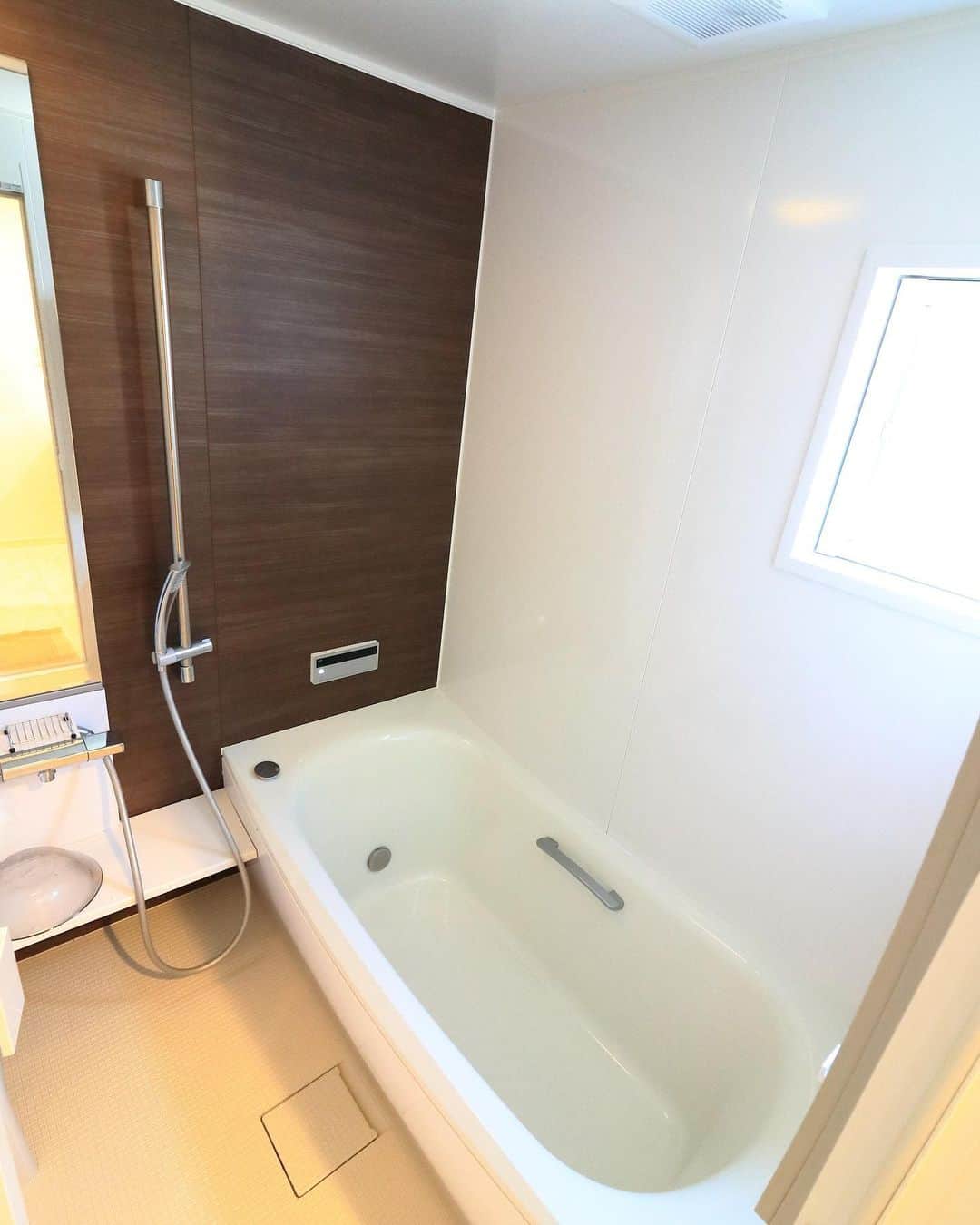 西本ハウスのインスタグラム：「💙 【水まわり特集】  🛁Bathroom 東区中山北町 MM様邸  【11月中申込限定 豪華特典付&SNS限定キャンペーン開催中🎉🎉】  安佐北区落合&東広島市八本松町宗吉新築一戸建て販売中🏠  11月中にお申込みをいただいた方に限り、全室カーテン・カーポート・エアコン1台をプレゼント🎁  さらに！！SNSをご覧になってお問い合わせをいただくと販売価格から50万のお値引きをさせていただきます🎈 ※お問い合わせはDMか、電話にて「インスタを見ました」とお伝えください。  2020年12月完成、年内入居可能😌新年を新居で過ごしたい方におすすめです🏠 キャンペーンのお申込は先着順となりますのでお早めにお問い合わせください☎︎♪  モデルハウスの見学予約はこちら▼ @nishimoto_house  #西本ハウス #広島県 #工務店 #ZEROCUBE #ゼロキューブ #グッドデザイン賞 #1000万円からはじめる家づくり #子育て世代の家  #子育て世代の家づくり #デザイン住宅  #デザイナーズ住宅 #新築一戸建て #マイホーム #新築マイホーム #注文住宅 #規格住宅 #家づくり #暮らしを楽しむ #セミオーダー住宅 #セミオーダー #セミオーダーハウス #広島建売 #建売 #分譲住宅 #分譲中 #広島分譲住宅」