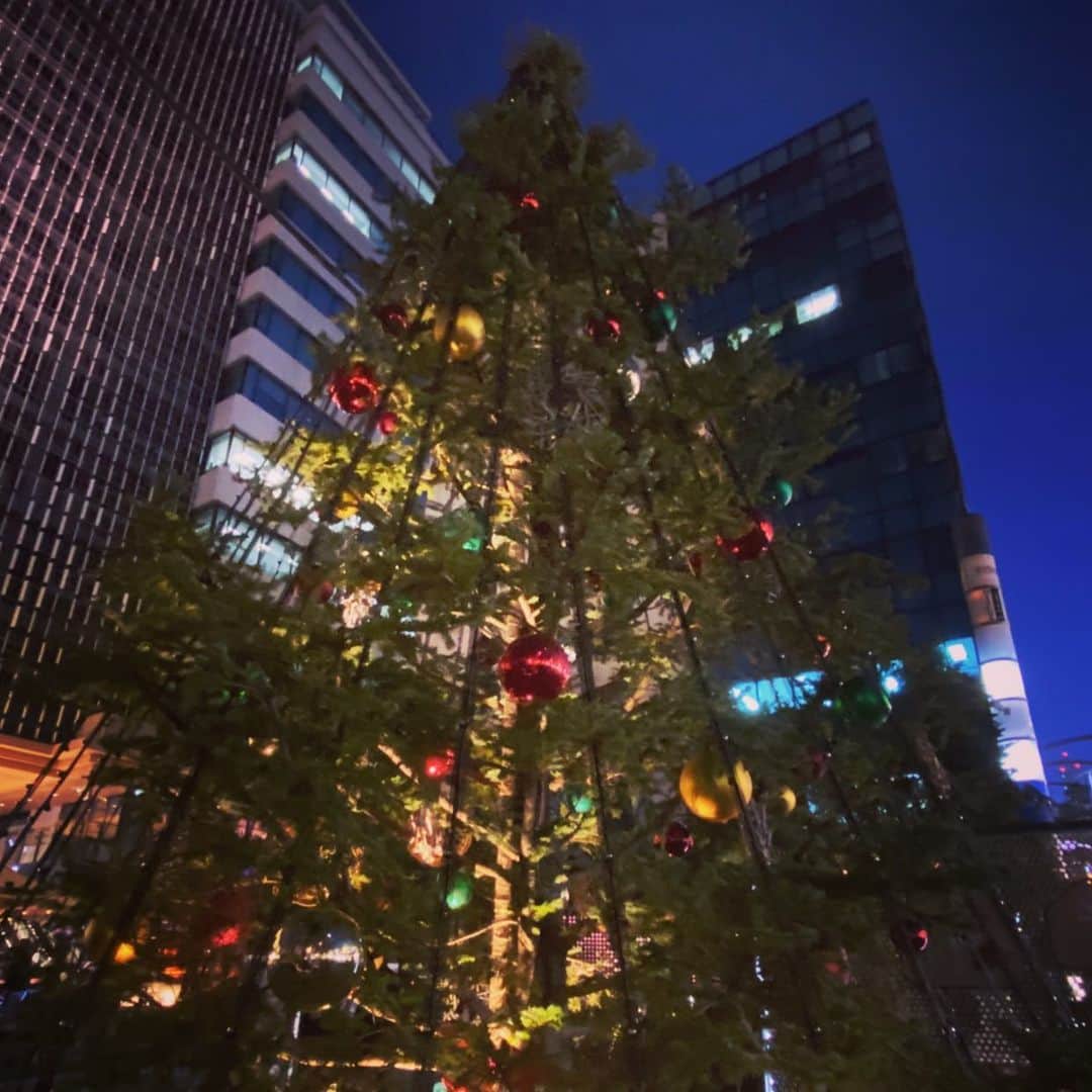 横沢ローラのインスタグラム：「渋谷キャストにて。撮影許可を‥。 次なるMVは、とうとう。  #シブヤクリスマスキャロル #shibuyachrismascarols #渋谷はつのクリスマスソング　#横沢ローラ #クリスマスソングプレゼント」