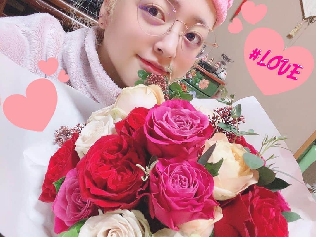 のインスタグラム：「🦄💖🎀🦄💖🎀🦄💖🎀 . 結婚する前 ピンクの薔薇の花束とか 死ぬ前にやってもらうの めっちゃ憧れと言っていた私に 「花束なんて絶対渡さない（キャラでもないし）」 みたいな感じだった旦那。 . この間記念日すぎたなんでもない日… もう寝る準備して帰りを待ってたら なんかいきなり いきものがかりさんの ありがとうが流れてきて 渡されたものは ピンクの花束😳‼️ . えー⁉️なになんの日⁉️ . ってなったと同時に 一緒に写真撮っておこうと言ったのはいいけど 「太ったからいやだ」とwww . 感情迷子すぎて笑ったww . てなわけでお風呂後の私だけのshotですが 初花束いただきました💖 ありがとう💖 . . まめたも玄関にあるお花と 花束持ったので おまけ写真は 彼のアカウントで🐵 @mameta0920  . . そして長い文はアメブロにかきました🤗💖 . . #pink #花束 #ブーケ みたい #かわちい #kawaii #rose #薔薇の花束 #何本？って聞いたら知らんと言われた　www #lovlog #夫婦」
