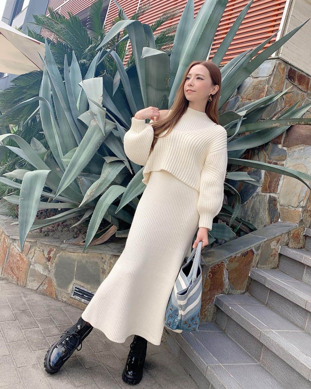 Mahaさんのインスタグラム写真 Mahainstagram 最近買った白のロングニットワンピース 肩出しも出来て可愛い 今日は風が強い Ootd Outfit Mercuryduo ニットワンピース 冬コーデ コーデ Fashion Instafashion Ronherman ロンハーマン Cordinate