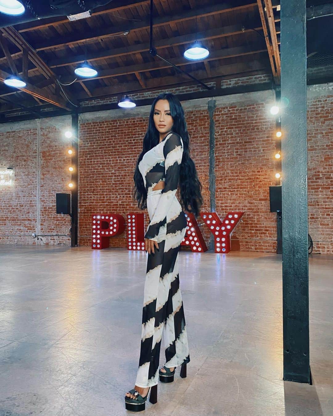 エマリン・エストラーダのインスタグラム：「she said: Cher」
