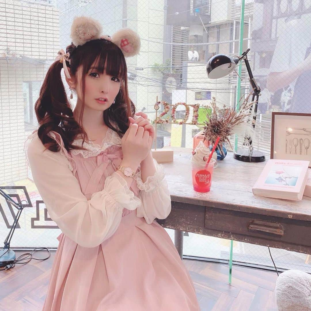 伊藤芽衣さんのインスタグラム写真 - (伊藤芽衣Instagram)「先日、 #カワスタ　休憩で﻿ ハラジュク201cafeさん﻿ （@harajuku201cafe ） ﻿ に行きました…！﻿ ﻿ 原宿ALTAさんのすぐ近くにあって﻿ ずっと気になっていたお店♡﻿ ﻿ この日のコーデ♡﻿ ﻿ トップスと﻿ ワンピース＊﻿ LIZ LISAさん♡﻿ （@lizlisa_official_japan ）﻿ ﻿ 三つ編みリボン＊🎀﻿ sweet seasonさん♡﻿ （@sweetseason.maou ）﻿ ﻿ くまみみ＊﻿ ゆめぐっず♡﻿ ﻿ 時計とブレスレット＊﻿ Daniel Wellington﻿ （@danielwellington ）さん♡﻿ ﻿ 文字盤がぴんくでかわいくて﻿ シンプルなので﻿ 手持ちのお洋服と合わせやすです！﻿ ﻿ ♡♡♡♡♡﻿ ﻿ ＊2020年最大のDW Black Fridayセールは﻿ 11月20日～30日まで期間限定実施中！﻿ ＊公式サイトwww.danielwellington.com/jpやDW直営店舗にて最大50％OFF！﻿ ﻿ 割引コードをいただいたきました♡﻿ 15％OFFクーポンコード﻿ 【itoumei】の併用でさらにお得だそうです！﻿ ﻿ ♡♡♡♡♡﻿ ﻿ ハラジュク201cafeさんは﻿ 韓国風カフェで﻿ とてもかわいくて﻿ 映えスポットもたくさん♡﻿ ﻿ 期間限定のイチジクケーキを﻿ いただきました♡﻿ ﻿ お仕事の﻿ 休憩中だったので﻿ あまりゆっくりできなかったので、﻿ ﻿ またぜひお邪魔したいです♡﻿ ﻿ ﻿ #ダニエルウェリントン 　#pr﻿ #腕時計　#原宿スイーツ　#原宿カフェ﻿ #ハラジュク201cafe #harajukucafe﻿ #韓国風カフェ　#スイーツ女子﻿ #ガーリーコーデ　#ガーリーファッション﻿ #リズリサ　#lizlisa #ツインテールアレンジ ﻿ #ヘアアレンジ」11月20日 12時24分 - itoumei