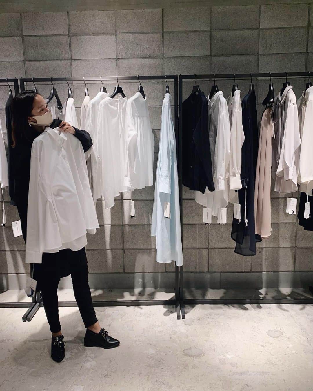 ARISA（和田有沙）さんのインスタグラム写真 - (ARISA（和田有沙）Instagram)「MIDIUMISOLID  21SS EXHIBITION.ㅤㅤㅤㅤㅤㅤㅤㅤㅤㅤㅤㅤㅤ シャツ好きにはたまらない空間すぎて、ずっとワクワクしてた🥺💓ㅤㅤㅤㅤㅤㅤㅤㅤㅤㅤㅤㅤㅤ 基本的に服選ぶの早いんだけど 素敵なシャツが多すぎて、びっくりするくらい悩んでしまった🥺💓ㅤㅤㅤㅤㅤㅤㅤㅤㅤㅤㅤㅤㅤ  ㅤㅤㅤㅤㅤㅤㅤㅤㅤㅤㅤㅤㅤ#MIDIUMISOLID #ミディウミソリッド#シャツ#シャツコーデ」11月20日 12時26分 - wadaarisa