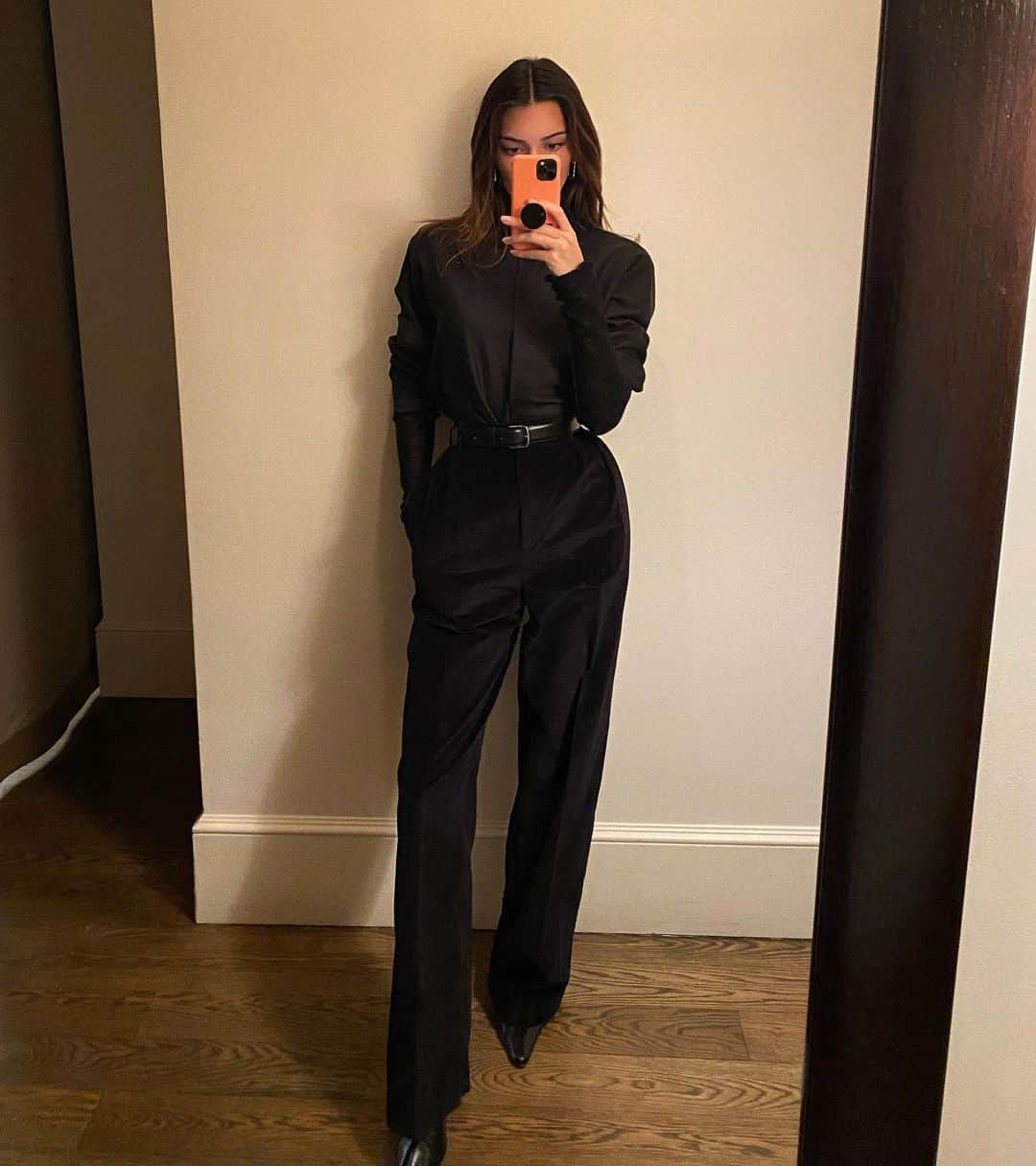 ケンダル・ジェンナーさんのインスタグラム写真 - (ケンダル・ジェンナーInstagram)「The Row head to toe」11月20日 12時27分 - kendalljenner