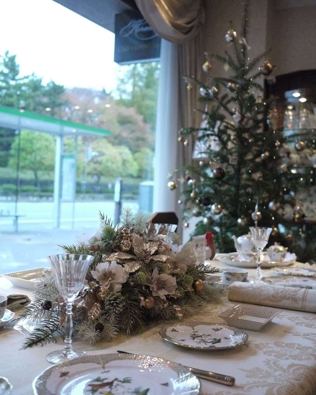 HEREND JAPANのインスタグラム：「クラブ ヘレンド ジャパン本店 Information  ■　HEREND　×　クリスマスフラワーコーディネート（レ ザンジュ）　■ . . 只今、クラブ ヘレンド ジャパン本店では、クリスマスのディスプレイで皆様をお迎えしています。 今年のテーマは、新作『ロスチャイルド・バード・ゴールドスケール』にあわせて クリスマスツリーとメインテーブルもゴールドで彩っています。 また12月25日（金）までは、いつもフラワーアレンジメントを担当して頂いている 平澤一美さん主宰『レ ザンジュ』の皆様によるクリスマスの素敵なテーブルフラワー及びウィンドウディスプレイをご覧になれます。 ヘレンドとのコラボレーションを是非この機会にご堪能ください。 . .  #ヘレンド#herend#herendjapan#クラブヘレンドジャパン本店#レザンジュ#平澤一美#アーティフィシャルフラワー#クリスマス#ヘレンドクリスマス#xmas #christmas #テーブルコーディネート#フラワーアレ ンジメント#ガルニエティエボー#hungary #ハンガリー」
