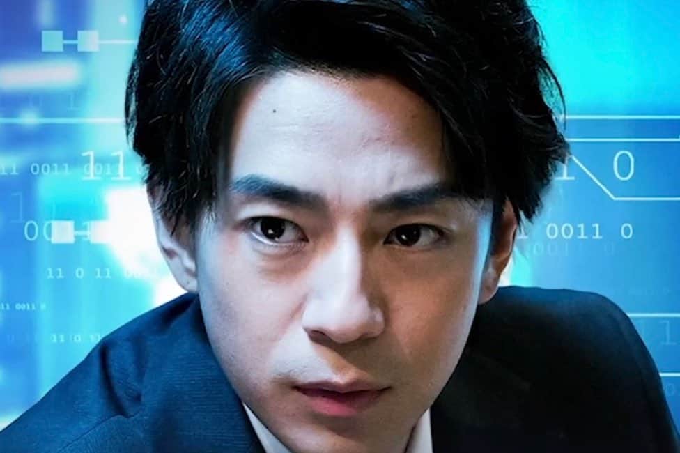 三浦翔平　ファンアカウントのインスタグラム：「✨三浦翔平主演✨  ｢逃亡者｣配信オリジナルストーリー 『特別広域追跡班　～ヒトリヨガリの科学捜査官～』  逃亡者・加倉井を“追う刑事”たちにスポットを当てたスペシャルコンテンツ。 　物語は、本編にも登場する警視庁特別広域捜査班のメンバー・鴨井航（三浦翔平）の視点で進行。 鴨井は、FBIで研修を積んで帰国したばかりのキャリア。 プロファイリングや科学捜査に精通しており、その自負が強いからこそ、空回りして“ヒトリヨガリ”になることも――!? 　人間は必ずと言っていいほど、人には見せたくないウラの顔を持っているもの。 鴨井刑事は、最新科学捜査に秀でているがゆえに、かなりマニアックな裏の顔を持っていた・・・。  12月6日(日)地上波放送終了後 『ABEMA（アベマ）』 『TELASA（テラサ）』で 独占配信開始!!  翔平くんコメント  本編ではクールなFBI帰りの刑事を演じておりますが、オリジナルストーリーでは警視庁特別広域捜査班のメンバーがメインのストーリーとなっており、違った一面の鴨井航をお見せします。 監督・プロデューサーと話し合った小ネタも満載ですので、本編のシリアスな雰囲気ももちろんですが、こちらのバラエティ感のあるストーリーも合わせて楽しんで頂ければと思います。  めちゃめちゃ楽しみじゃん！ 嬉しい！！主演！！！  #三浦翔平#鴨井航#逃亡者#特別広域追跡班#ヒトリヨガリの科学捜査官 #渡辺謙#豊川悦司#原沙知絵#藤本隆宏#岩男海史#平泉成#津田寛治#駒木根葵汰#黒木ひかり」