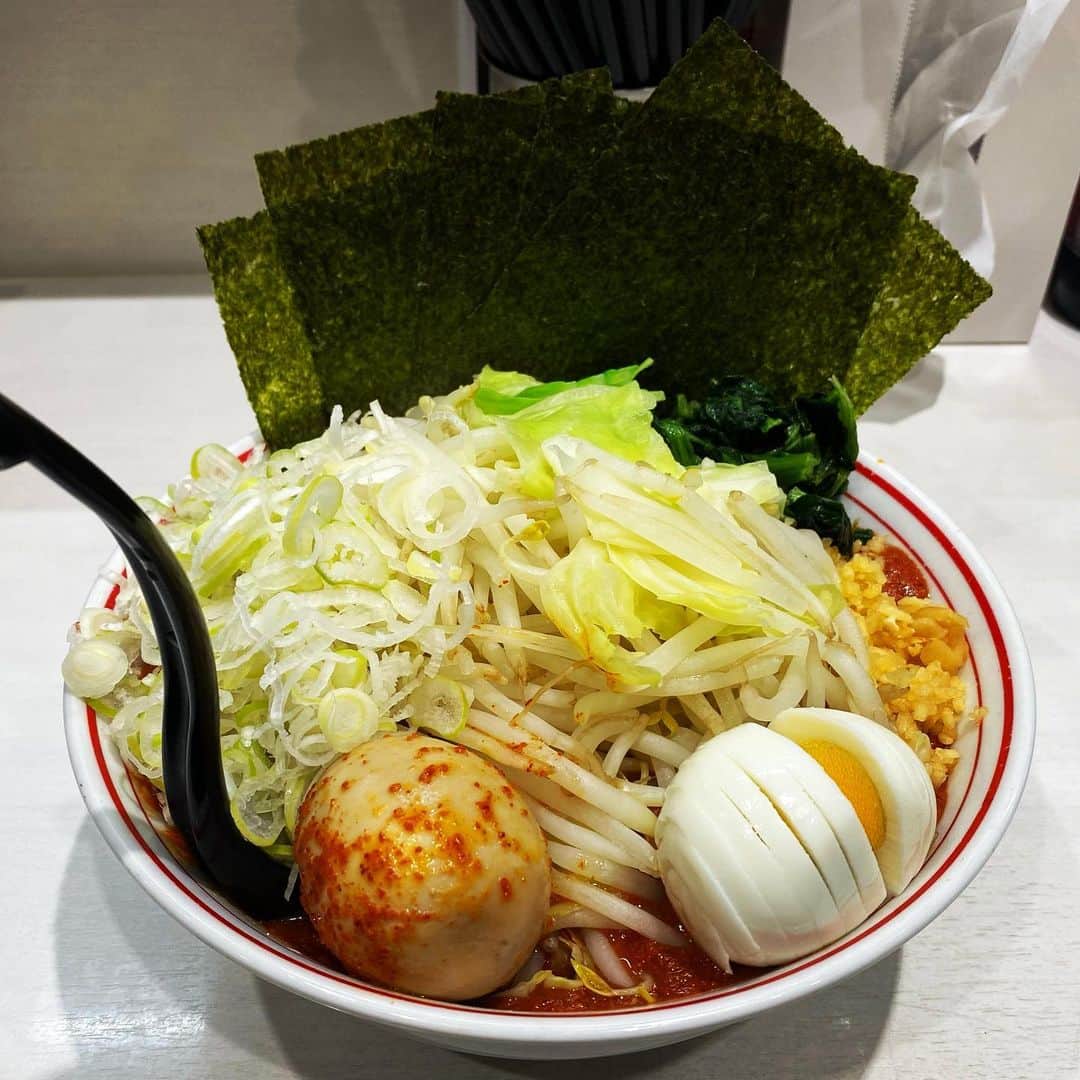 のインスタグラム：「蒙古タンメン中本川崎店 濃厚巨豚北極10倍麺半分 北極味玉ゆでたまごネギ海苔  嫁さんも大好きな新井家激推しの限定がｷﾀ━━━ヽ(∀ﾟ )人(ﾟ∀ﾟ)人( ﾟ∀)ノ━━━!!  豚感バッチリニンニクガッツリと今日も最高に旨いじゃんか… デフォでもこの野菜量で食べ応え抜群だし何よりビールが止まらないw  販売期間の後半月…あと何回食べに行けるか… すぐ食べたくなっちゃう大好きな限定メニューです(//´﹃｀//)  #蒙古タンメン中本 #蒙古タンメン中本川崎店 #濃厚巨豚北極 #ラーメン #旨辛」