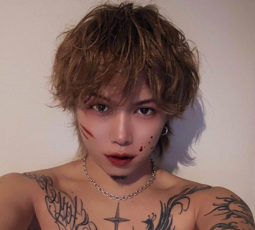 のインスタグラム：「New hair ✂︎ . こないだ髪の毛載せたけどわからんから帽子とれと何件かDMもらったのでw  実際はもっと明るいです ゆるふわウルフカット🐺  髪の毛はいつも @revo0126 にお願いしています✂️ thank you REVO  押忍！！  . #hairstyle #newhair #skyresort #Tokyo #shibuya #hair #tattoo #fashion #instagood #ヘアスタイル　#ウルフカット #✂️」