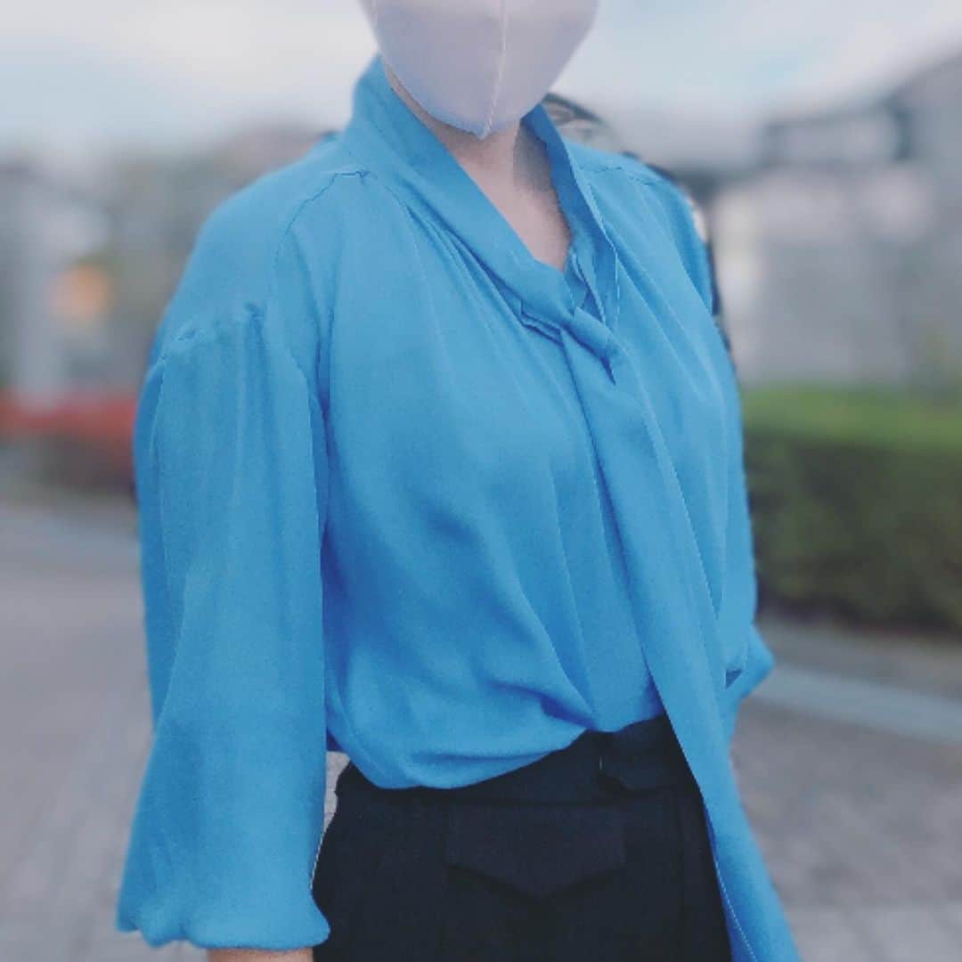 本田朋子さんのインスタグラム写真 - (本田朋子Instagram)「仕事に向かう時の私服。 UNIQLO +J collectionのシルクシャツが色鮮やかでお気に入り。  #UNIQLO #ジルサンダー #+J #stunninglure  #salvatoreferragamo  #mullberry」11月20日 12時47分 - tomoko_honda_official_phonics