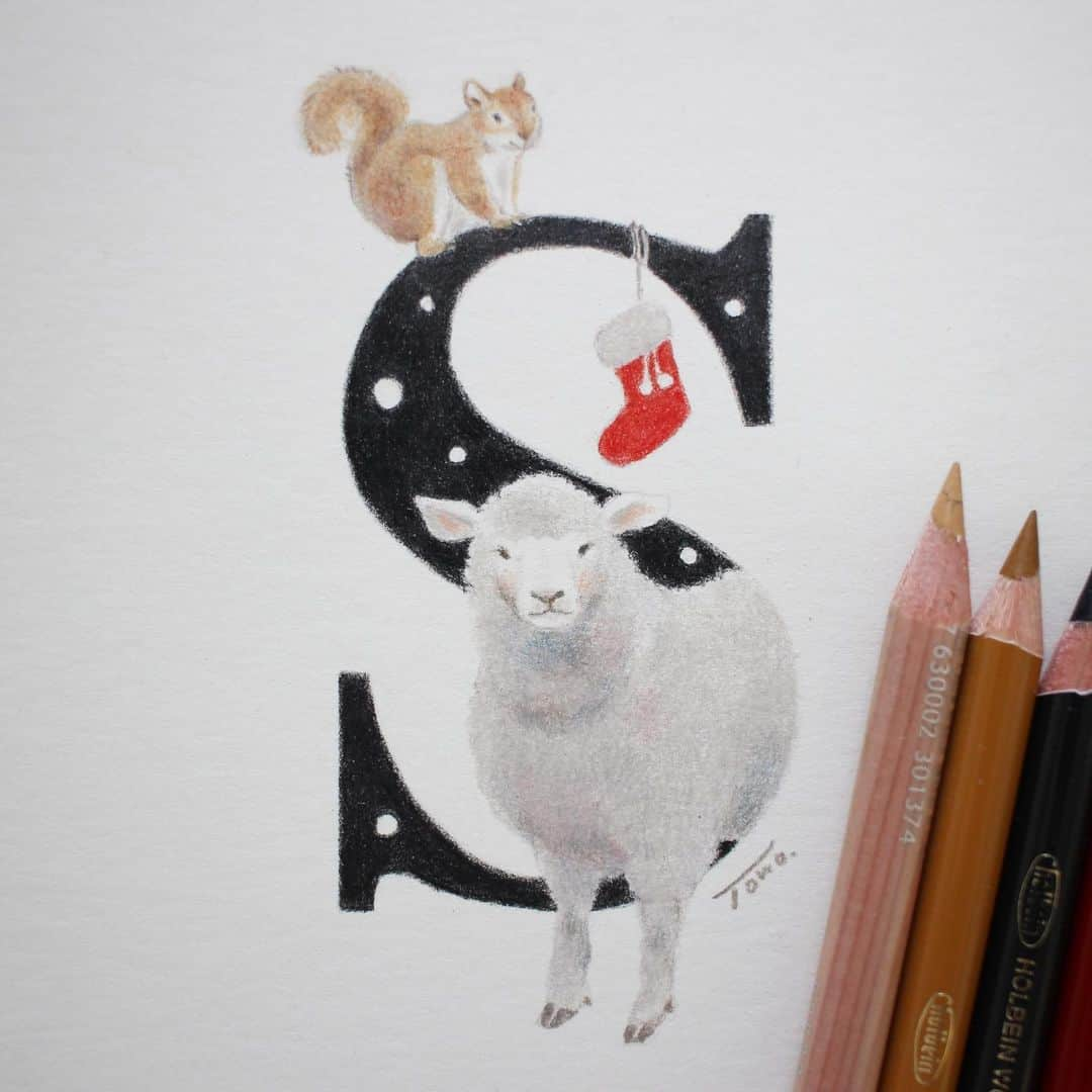 Tomoko Shintaniのインスタグラム：「Letters “S” 🐿🐏🧦❄️ . 久々の羊🧶🤍 . #letters #sheep #squirrel #socks #snow #carandacheluminance #karismacolourpencils #holbeinartistscoloredpencil #colorpencil #illustration」